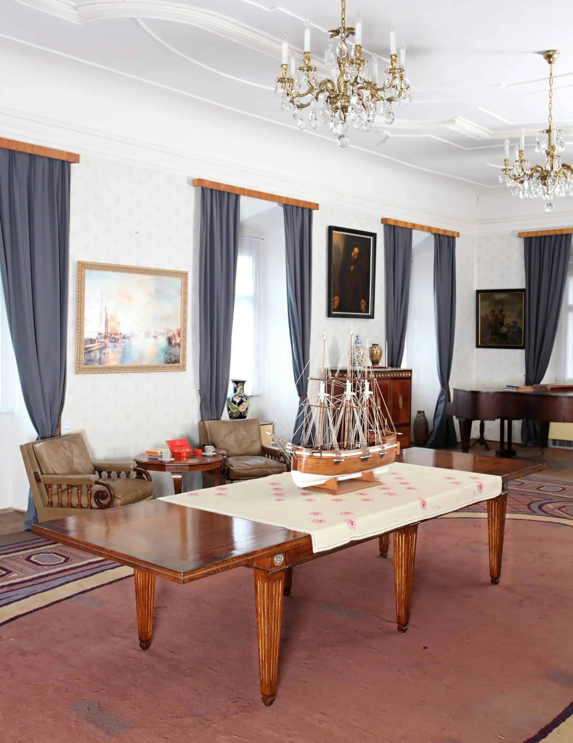 Velký neoklasicistní stůl z ořechu. Rozkládací pro 14 osob