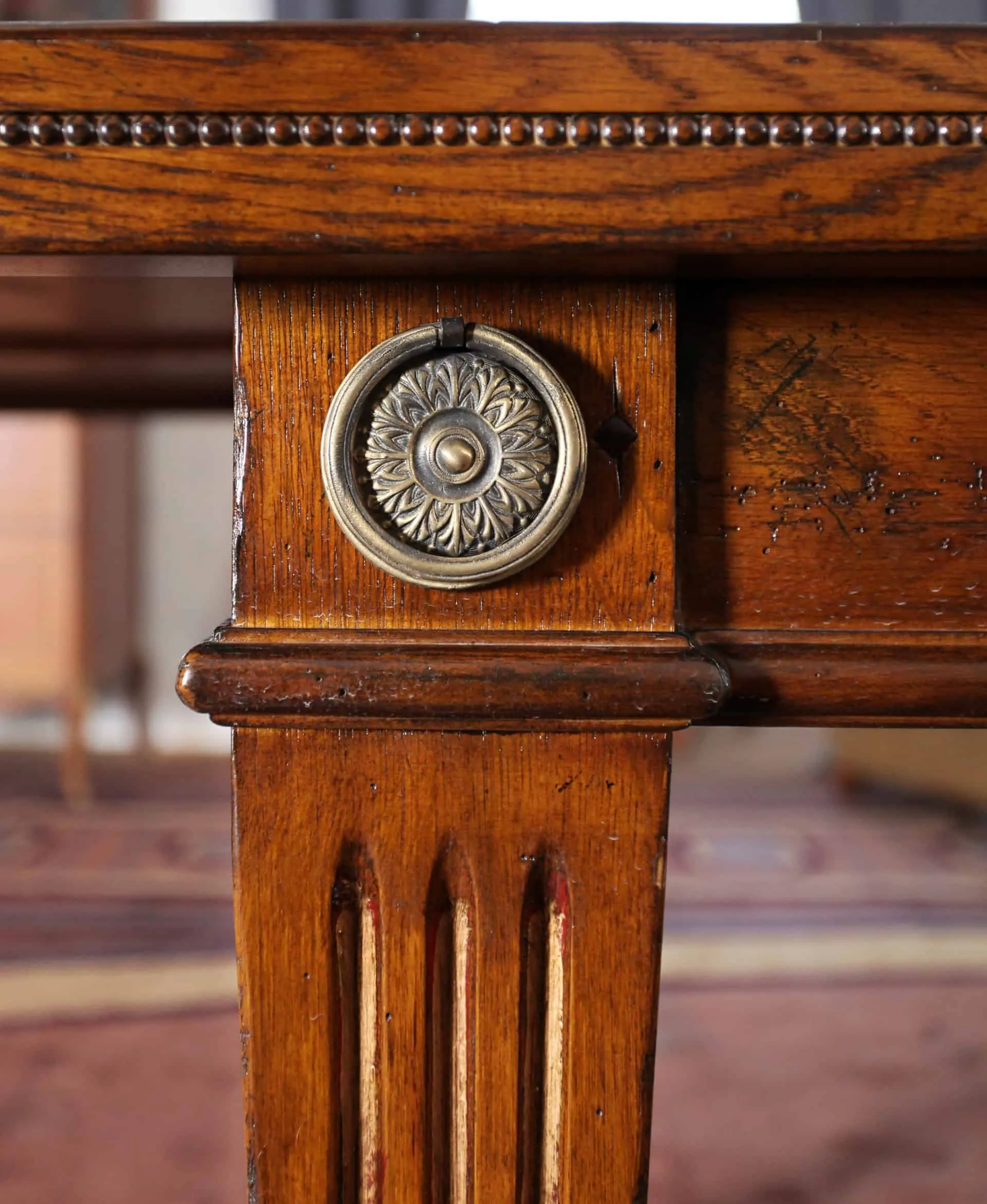 Velký neoklasicistní stůl z ořechu. Rozkládací pro 14 osob