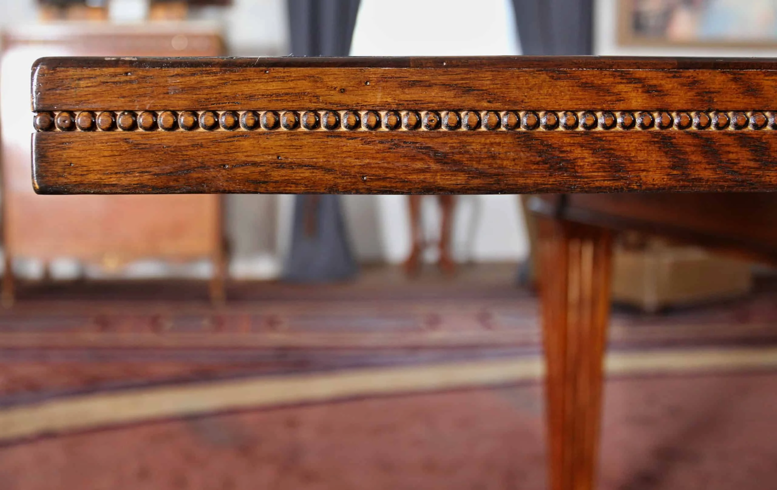 Velký neoklasicistní stůl z ořechu. Rozkládací pro 14 osob