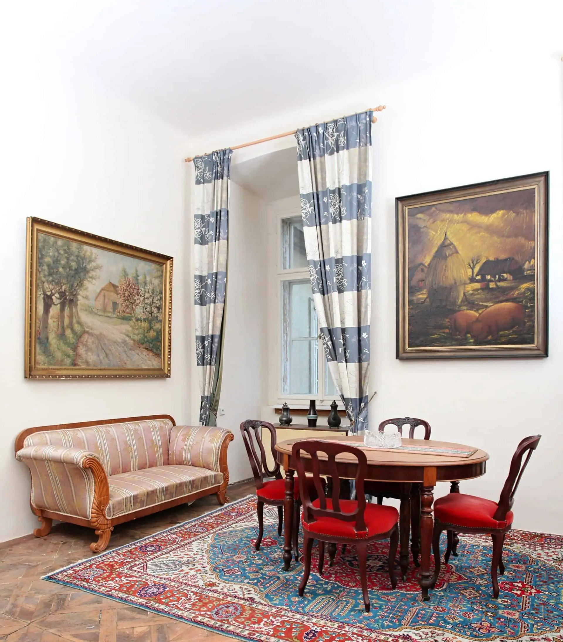 Sofa Biedermeier. Hedvábné čalounění. Řezbovaná
