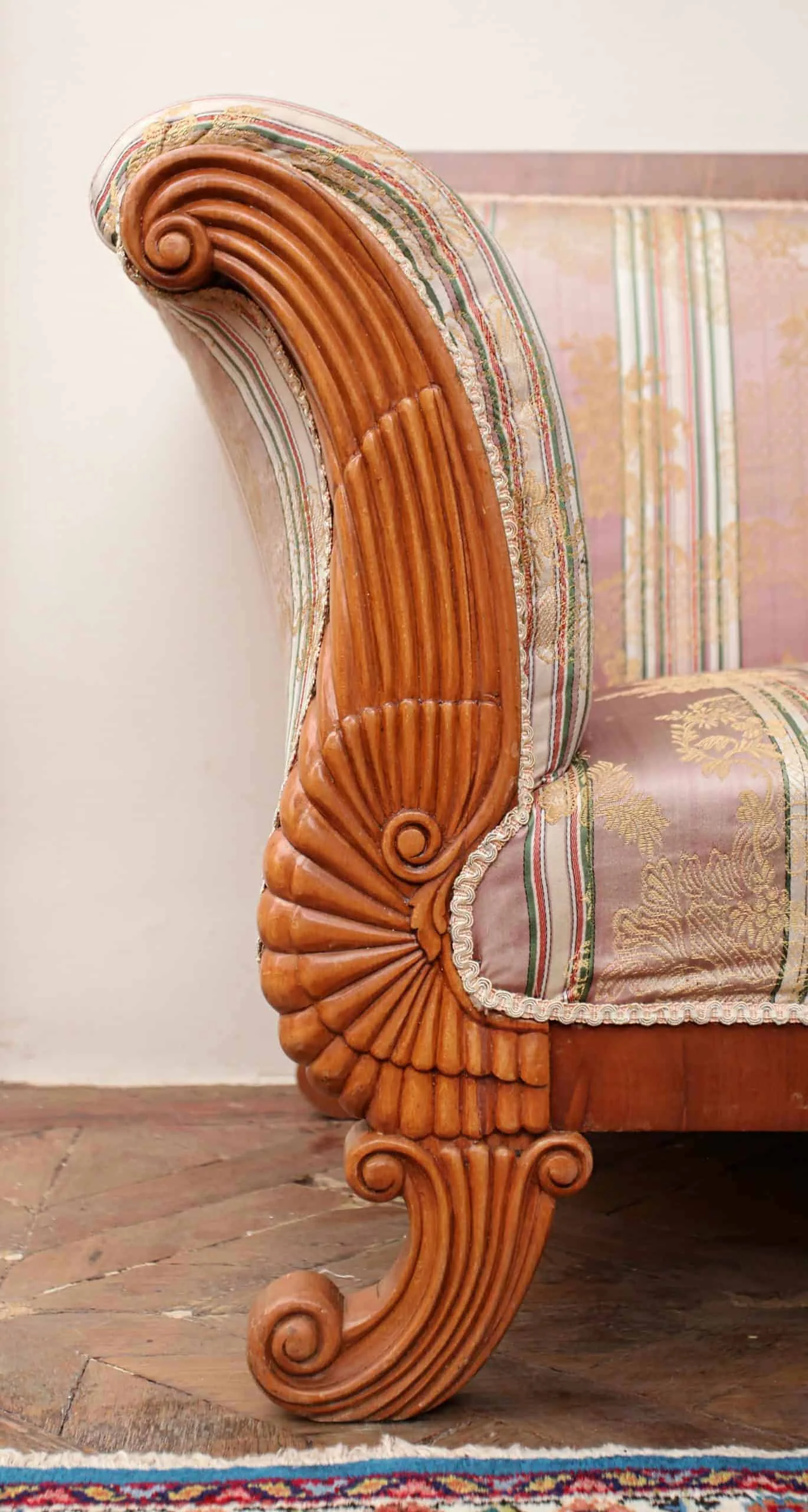 Sofa Biedermeier. Hedvábné čalounění. Řezbovaná