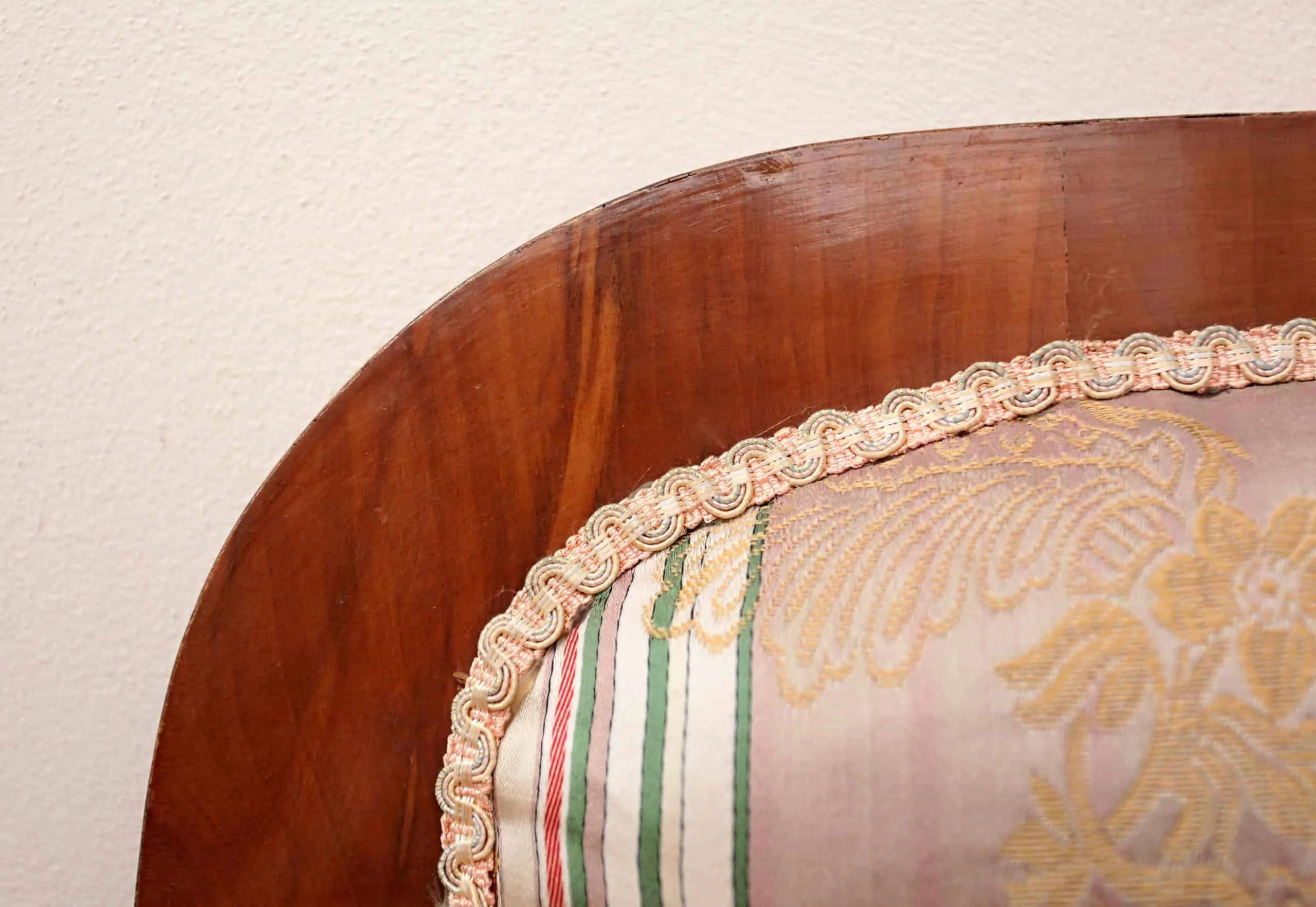 Sofa Biedermeier. Hedvábné čalounění. Řezbovaná