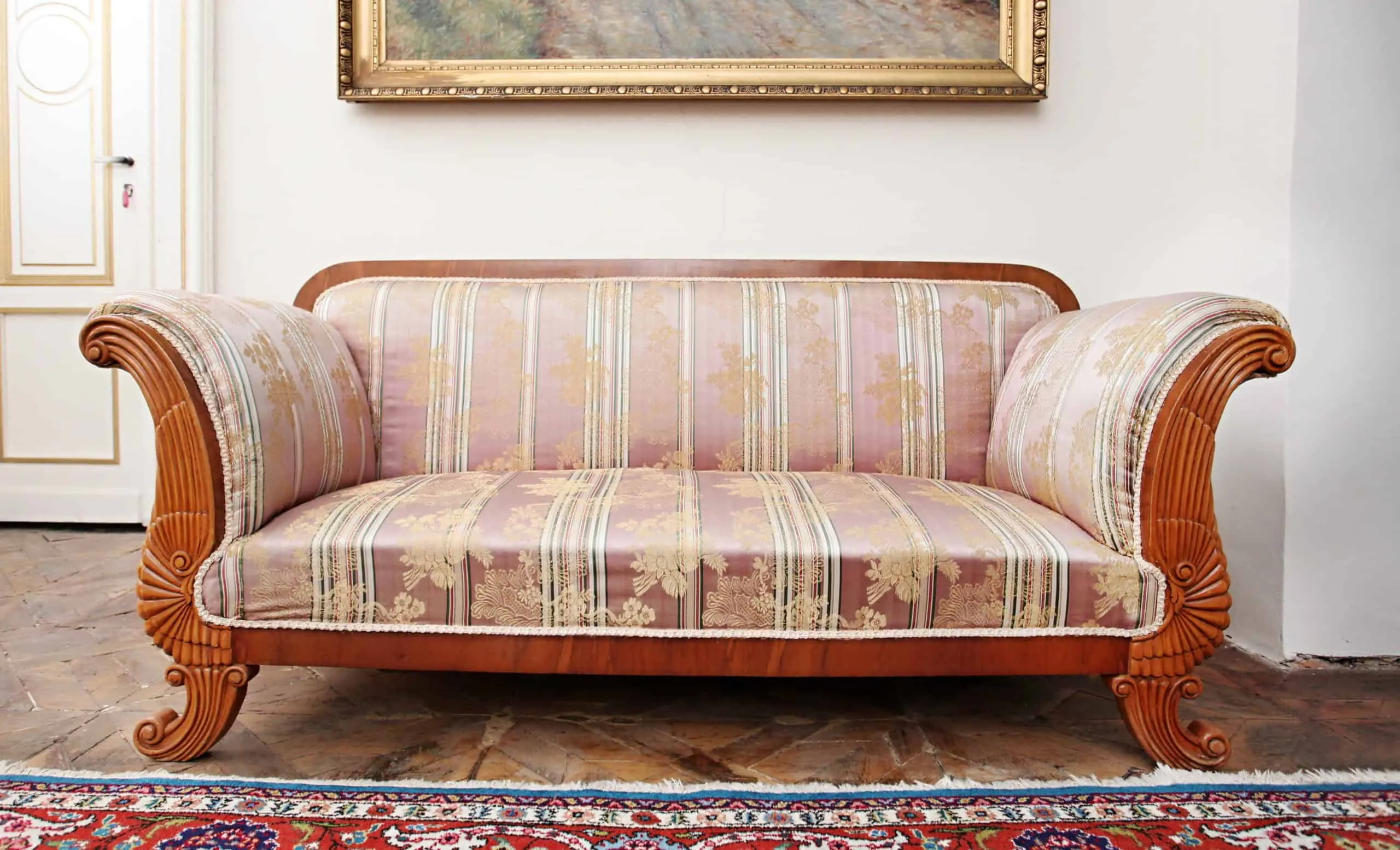 Sofa Biedermeier. Hedvábné čalounění. Řezbovaná