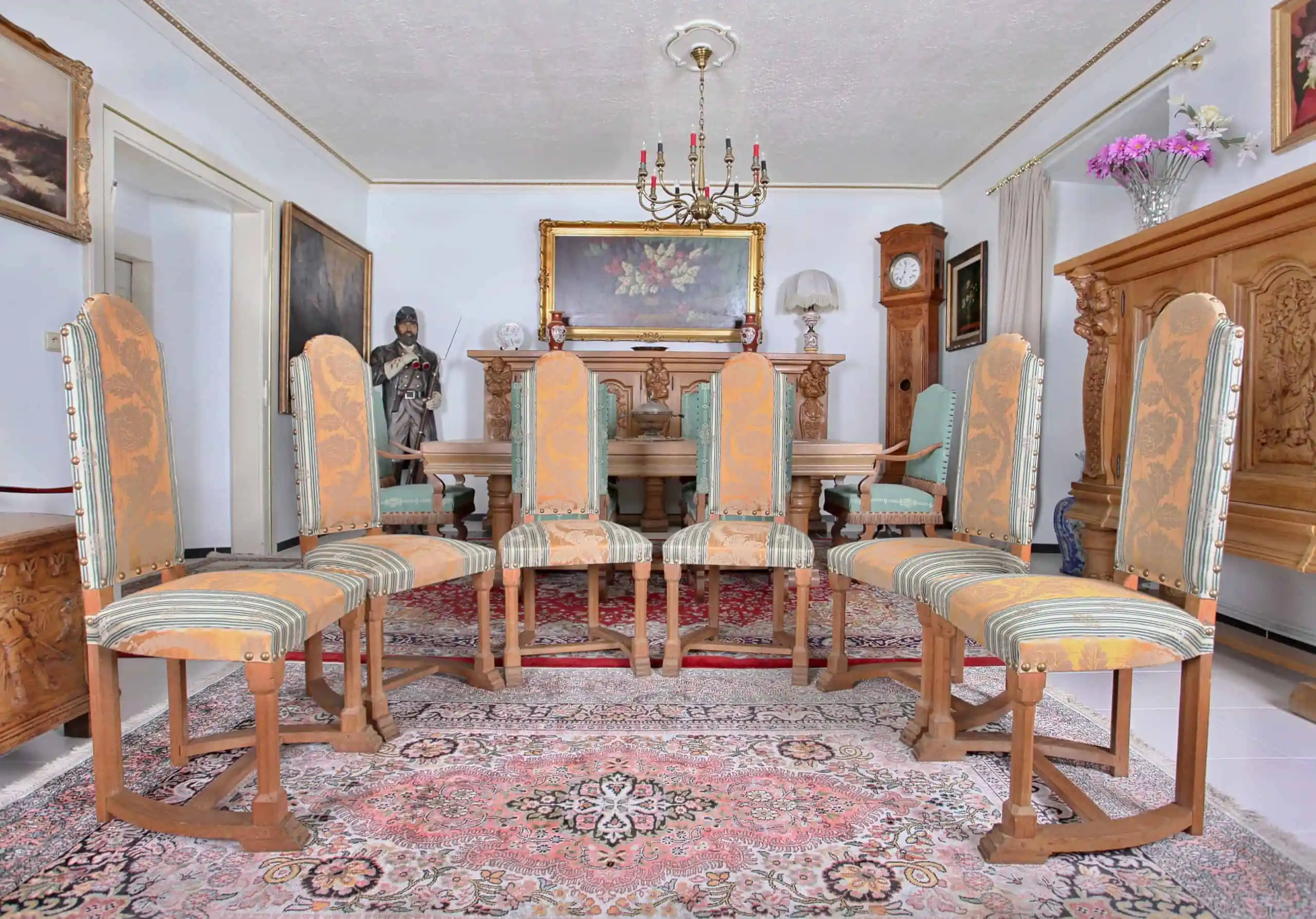 Souprava 6 neogotických židlí. Zrestaurované