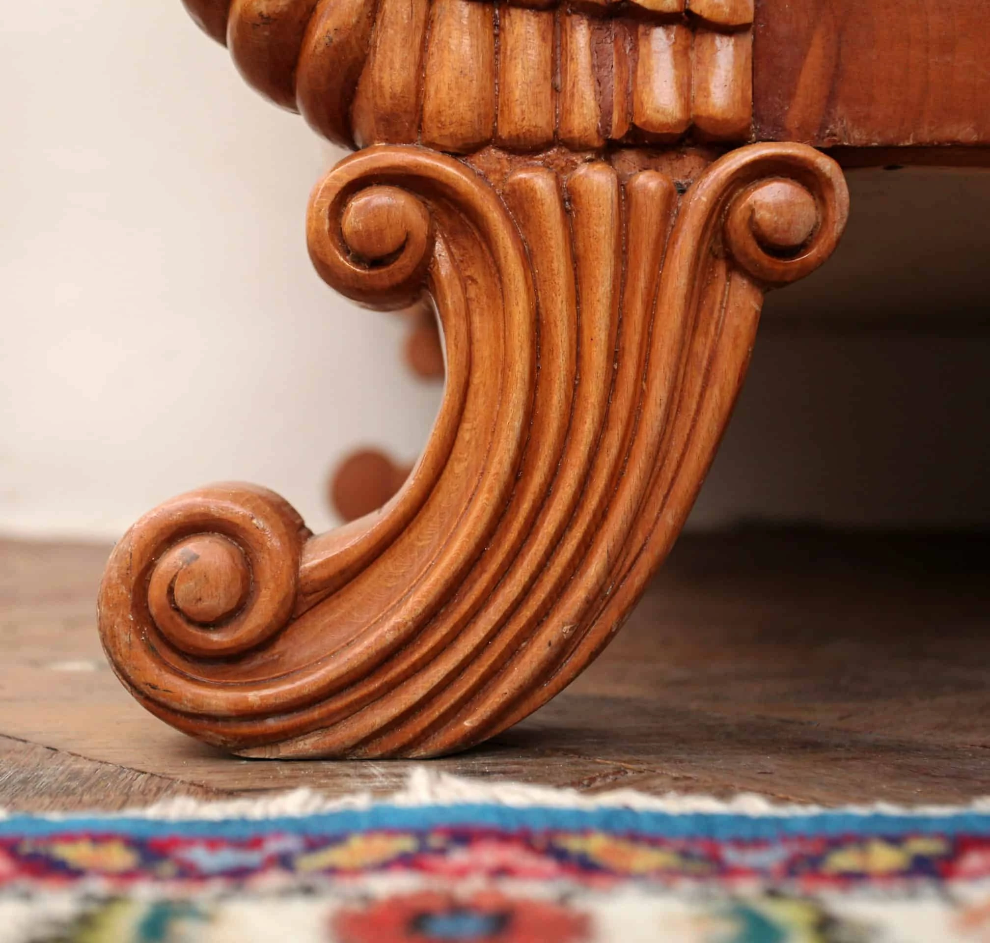 Sofa Biedermeier. Hedvábné čalounění. Řezbovaná