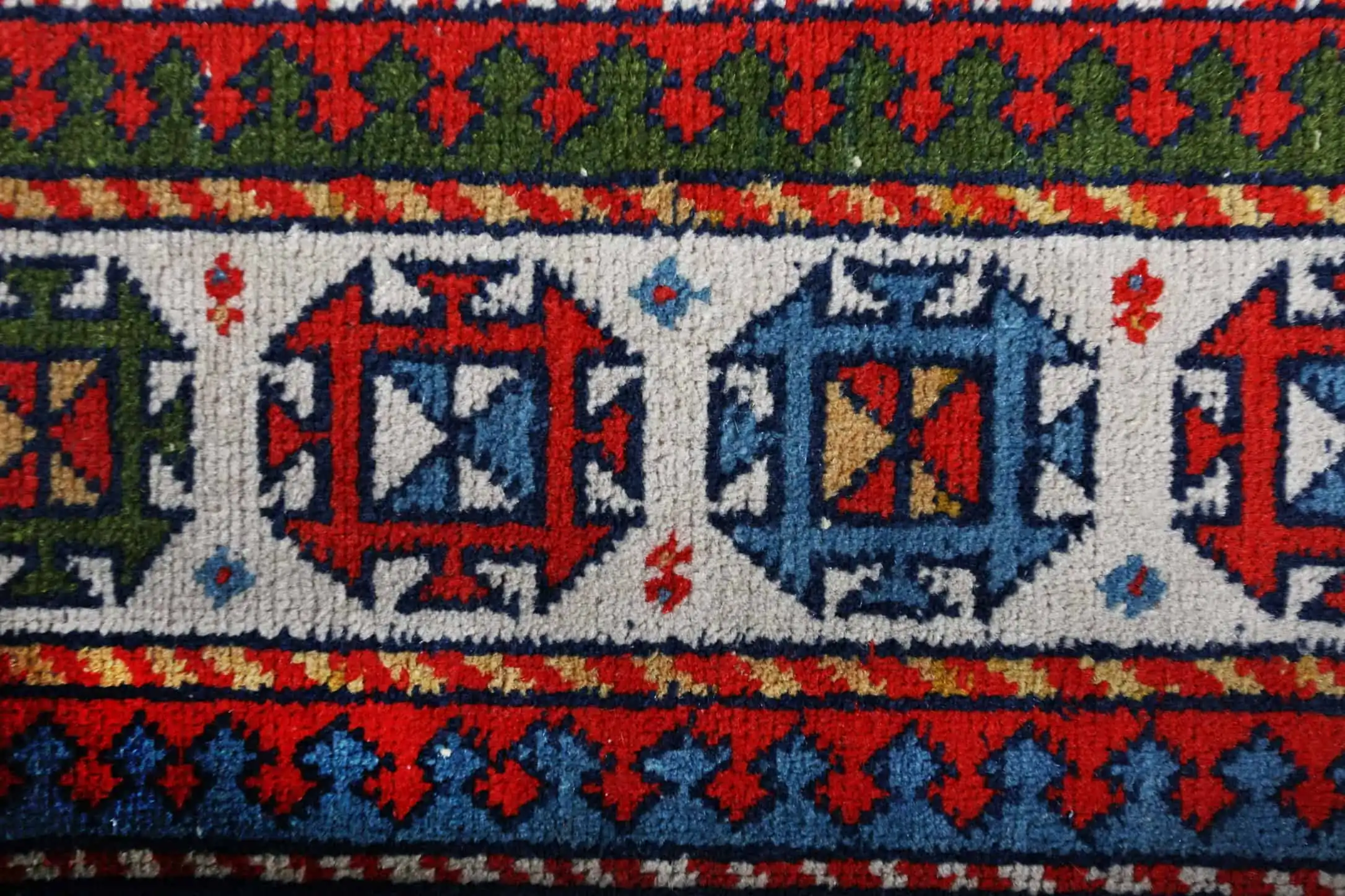 Ručně vázaný zakavkazský koberec 123 X 73 cm