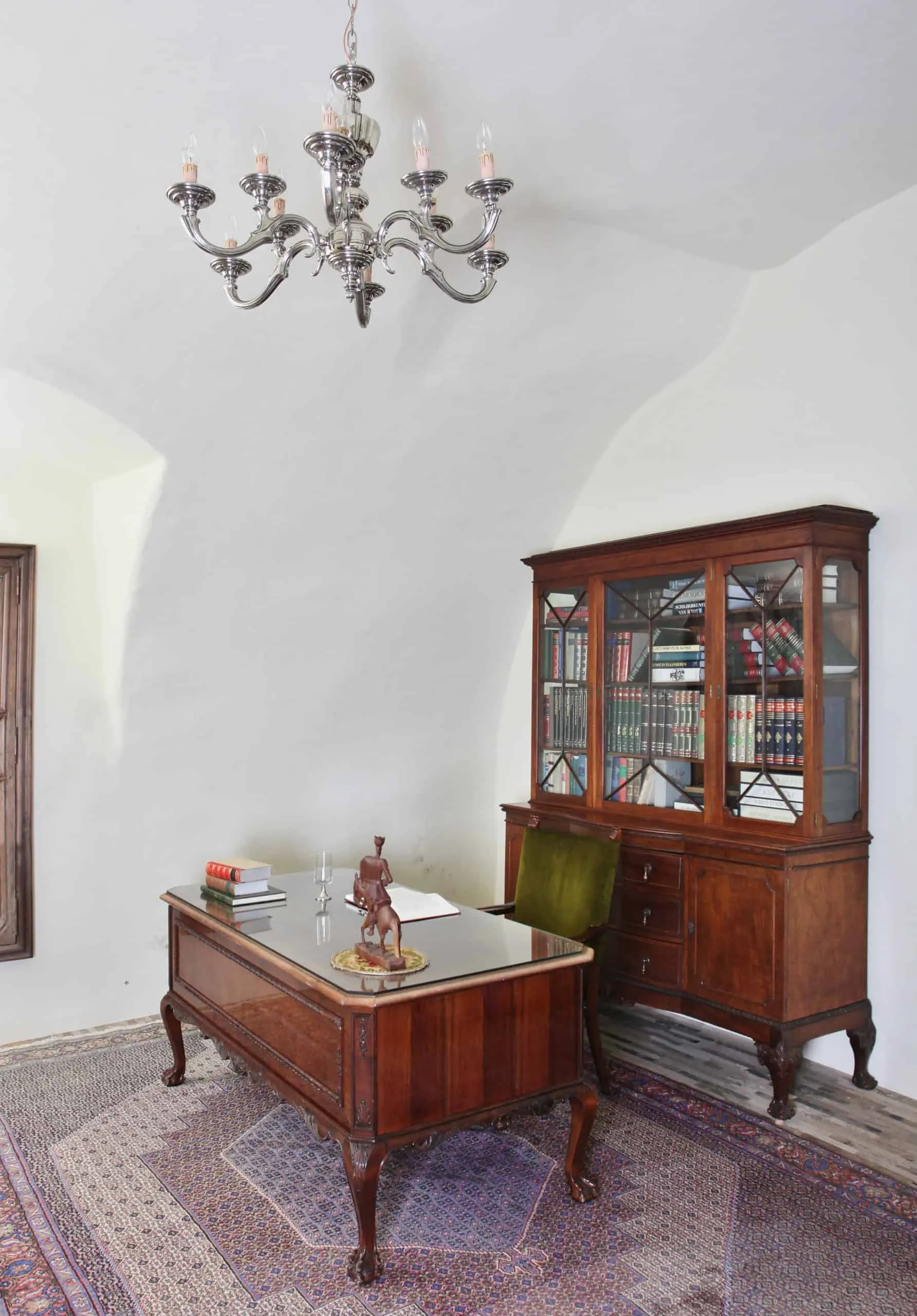 Starožitný psací stůl Chippendale. Velký