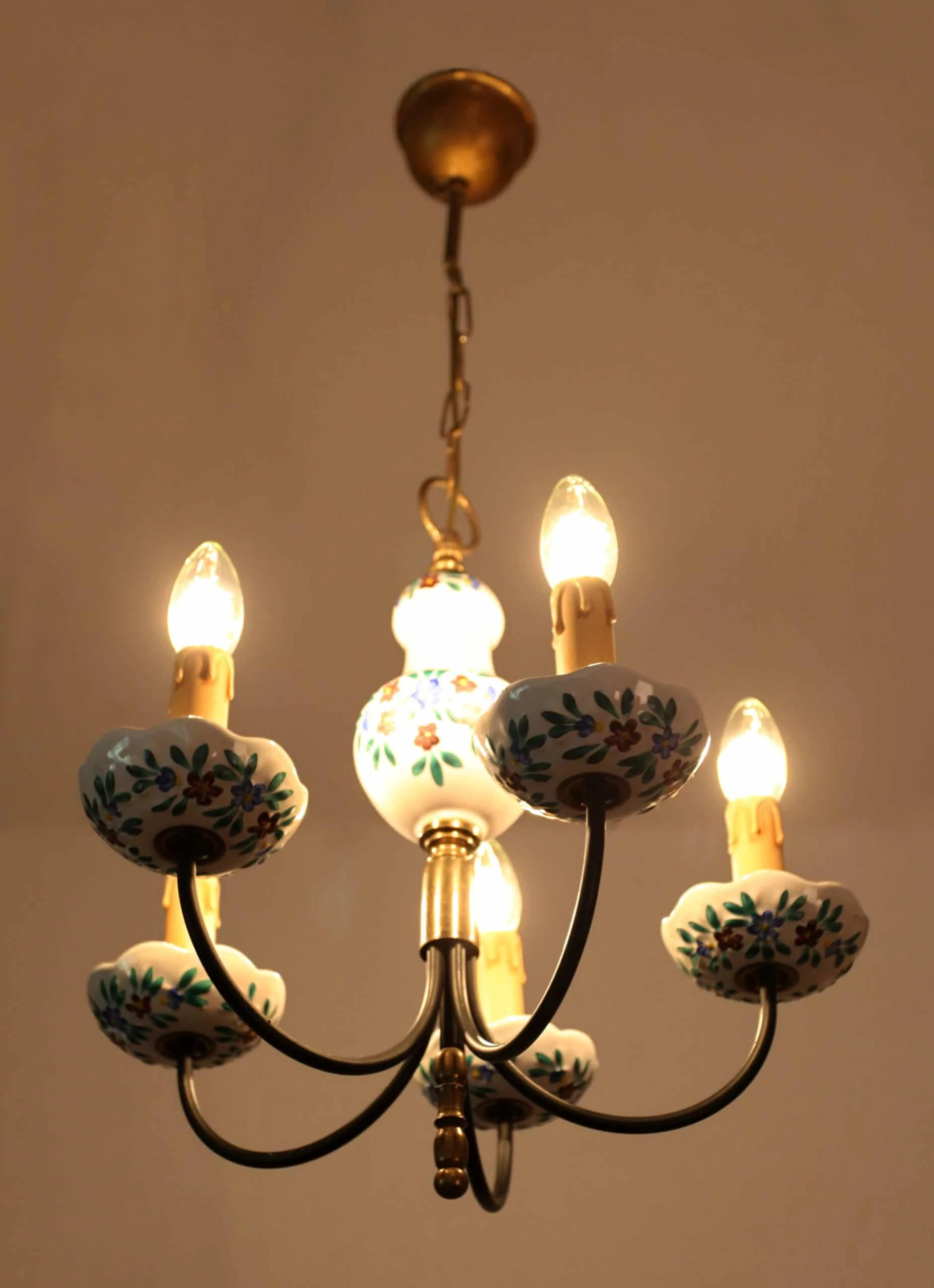 Malovaný porcelánový lustr. Pětiramenný