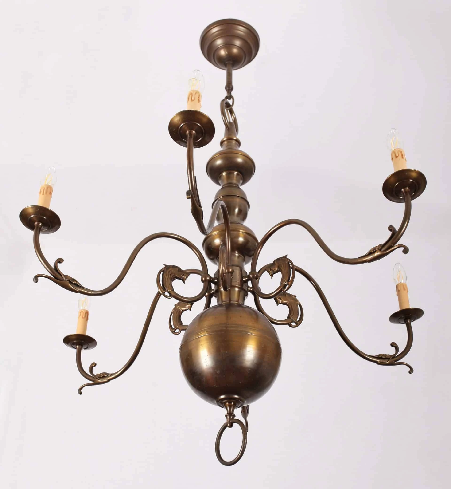 Holandský lustr s psími hlavami. Šestiramenný