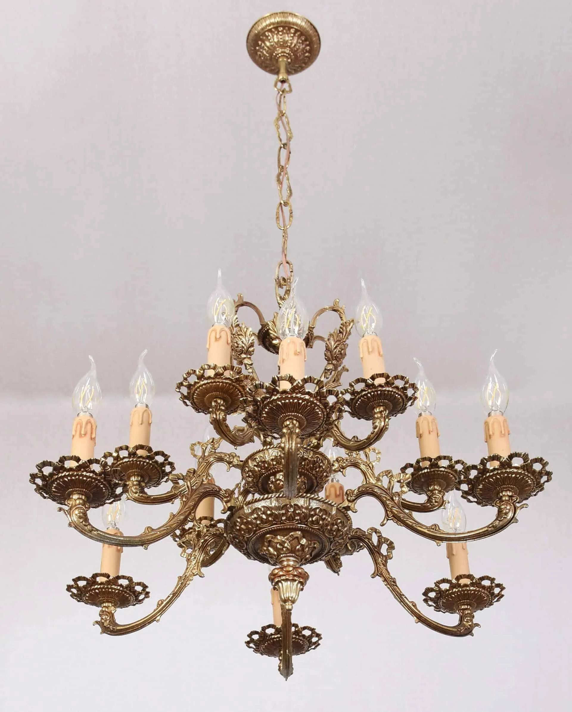 Rokokový lustr z leštěné mosazi 12 žárovek