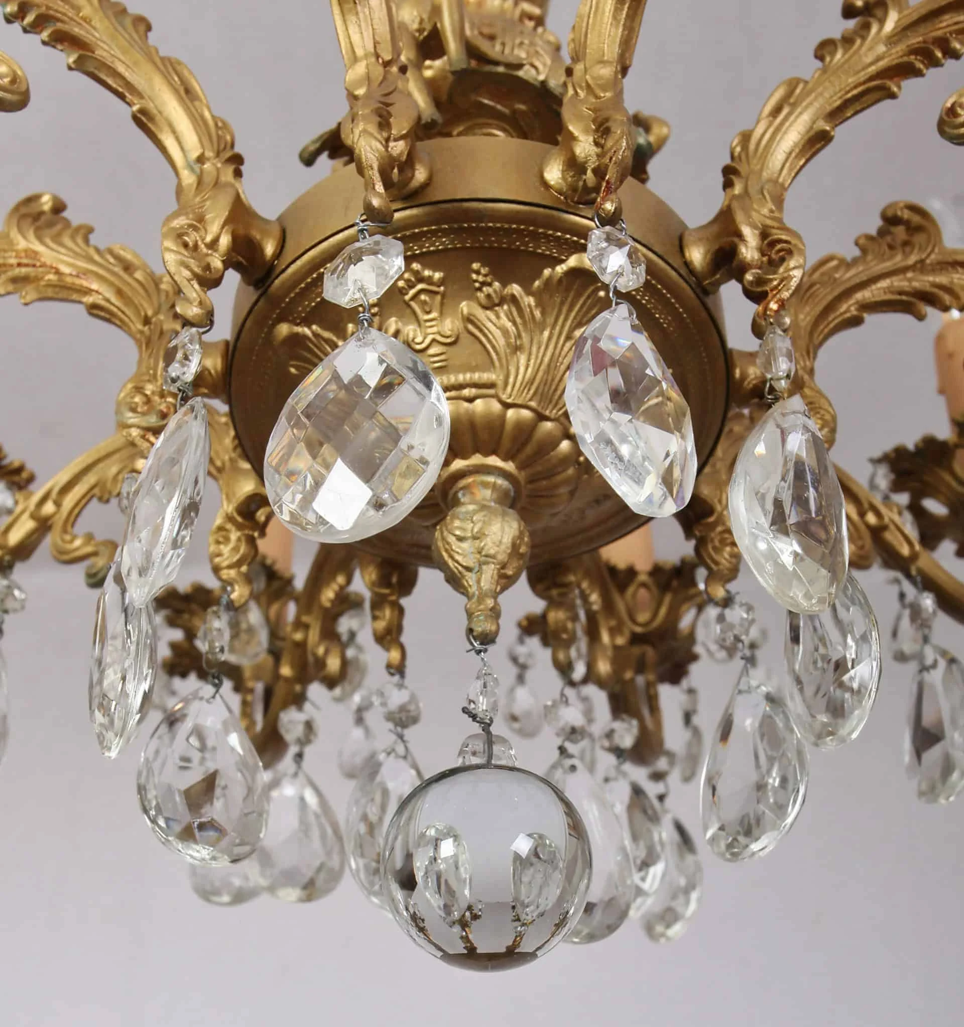 Figurálně zdobený desetiramenný lustr