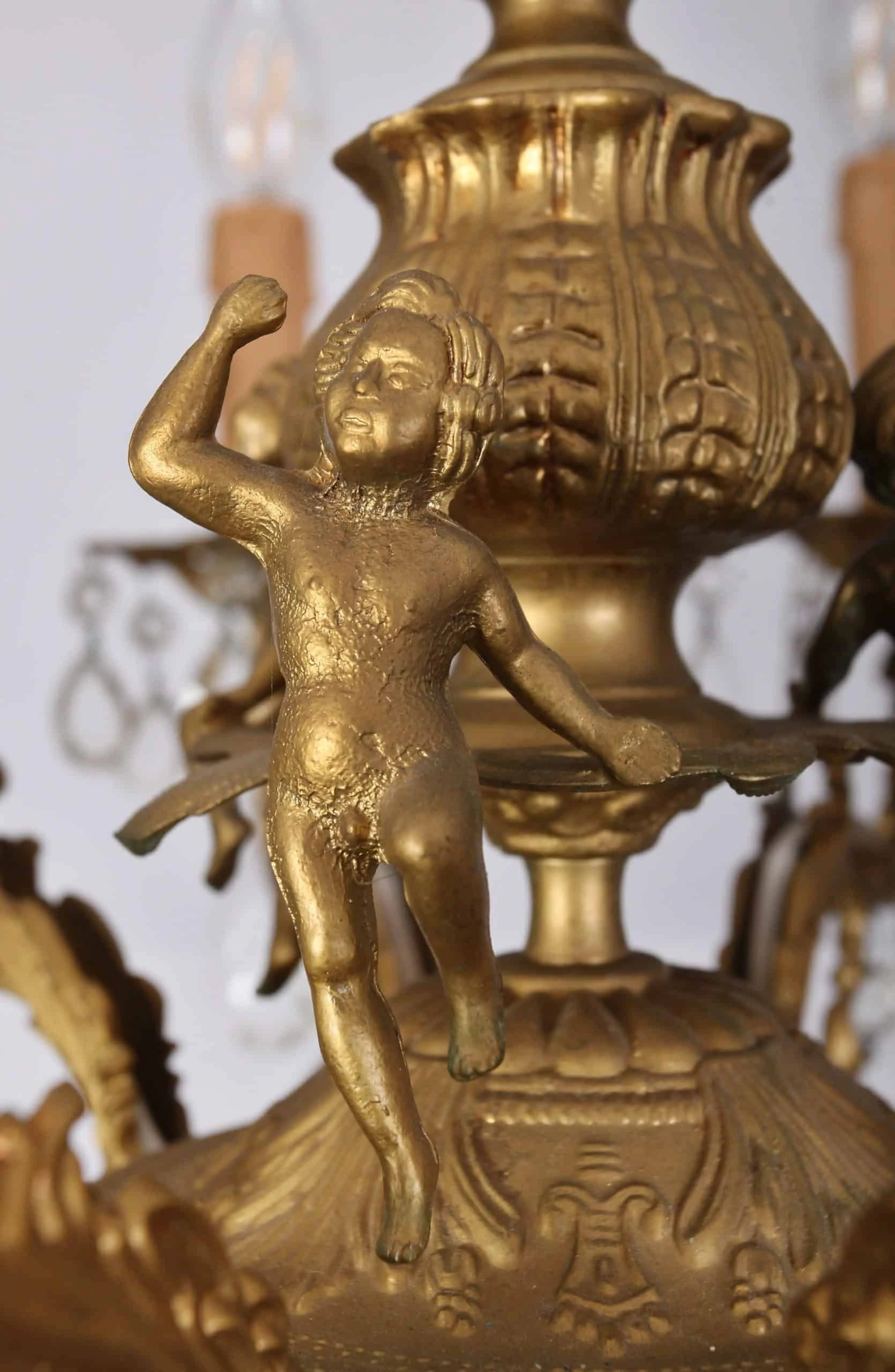 Figurálně zdobený desetiramenný lustr