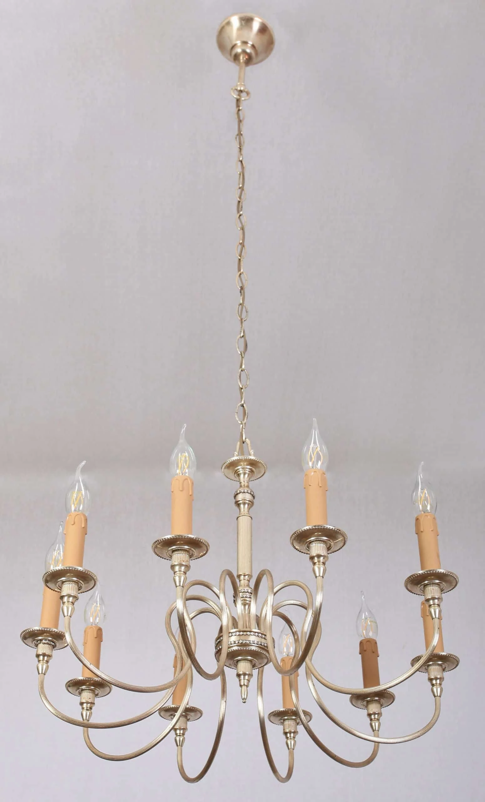 Elegantní starožitný lustr ve stříbrné barvě