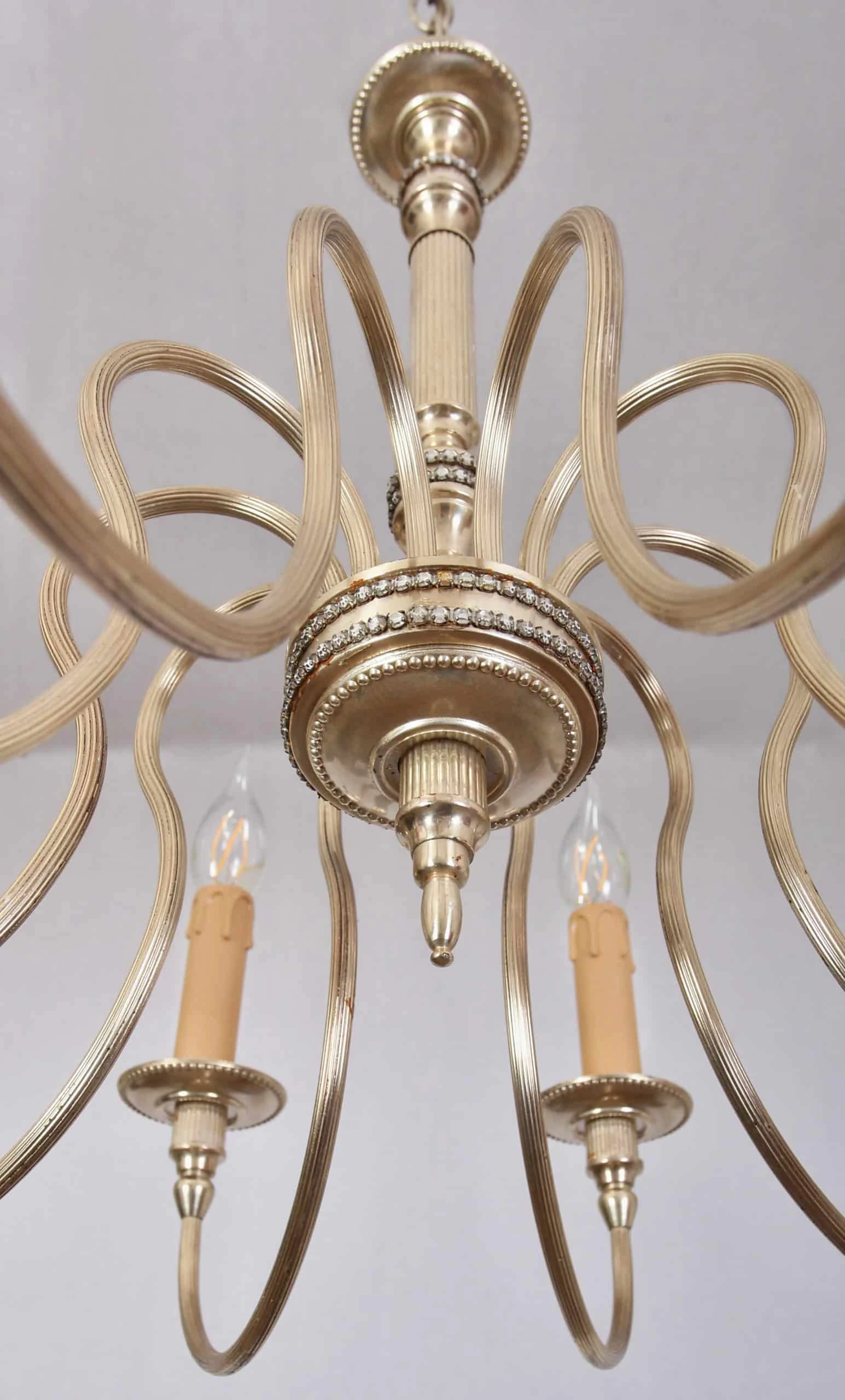Elegantní starožitný lustr ve stříbrné barvě