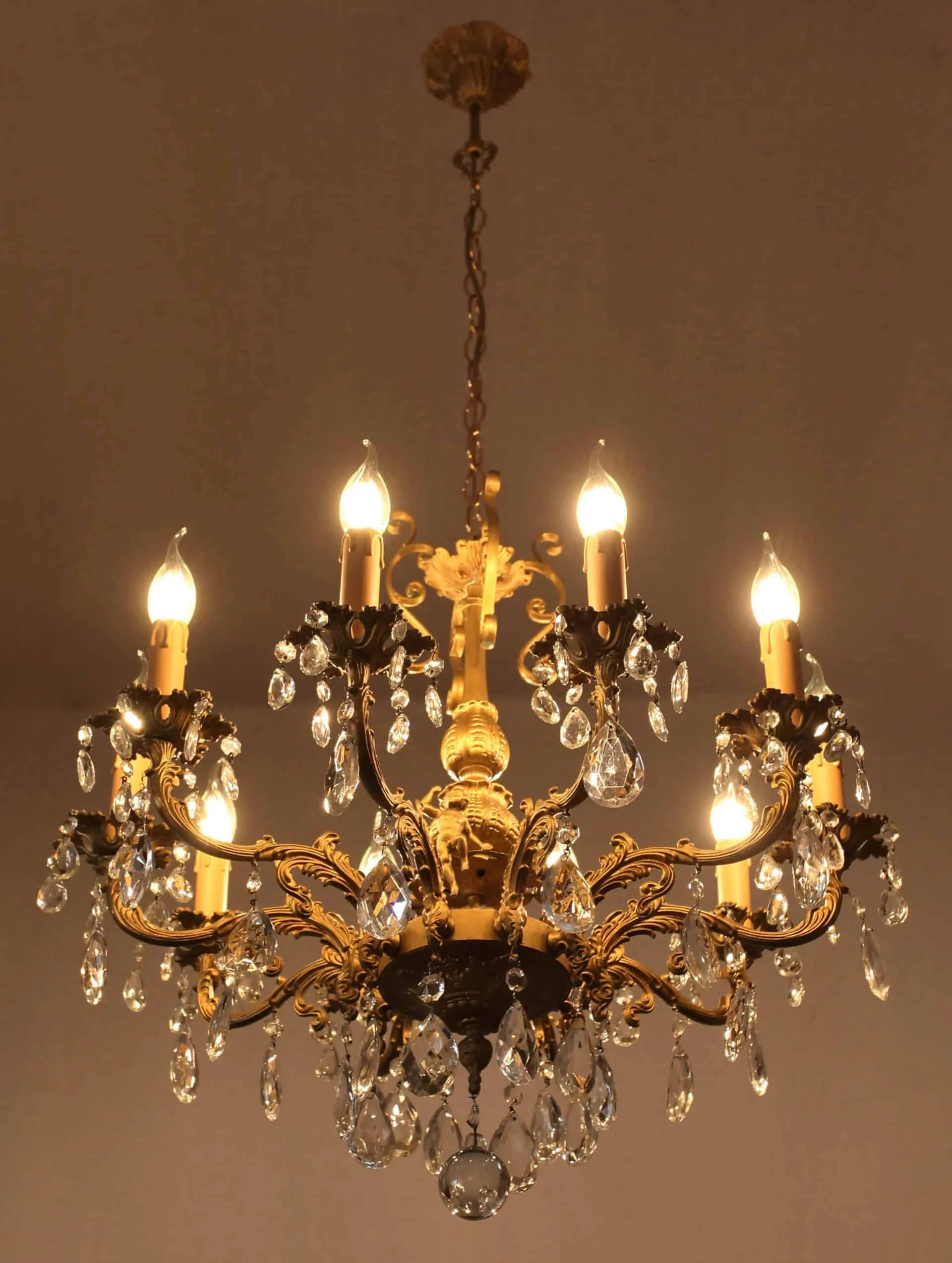 Figurálně zdobený desetiramenný lustr