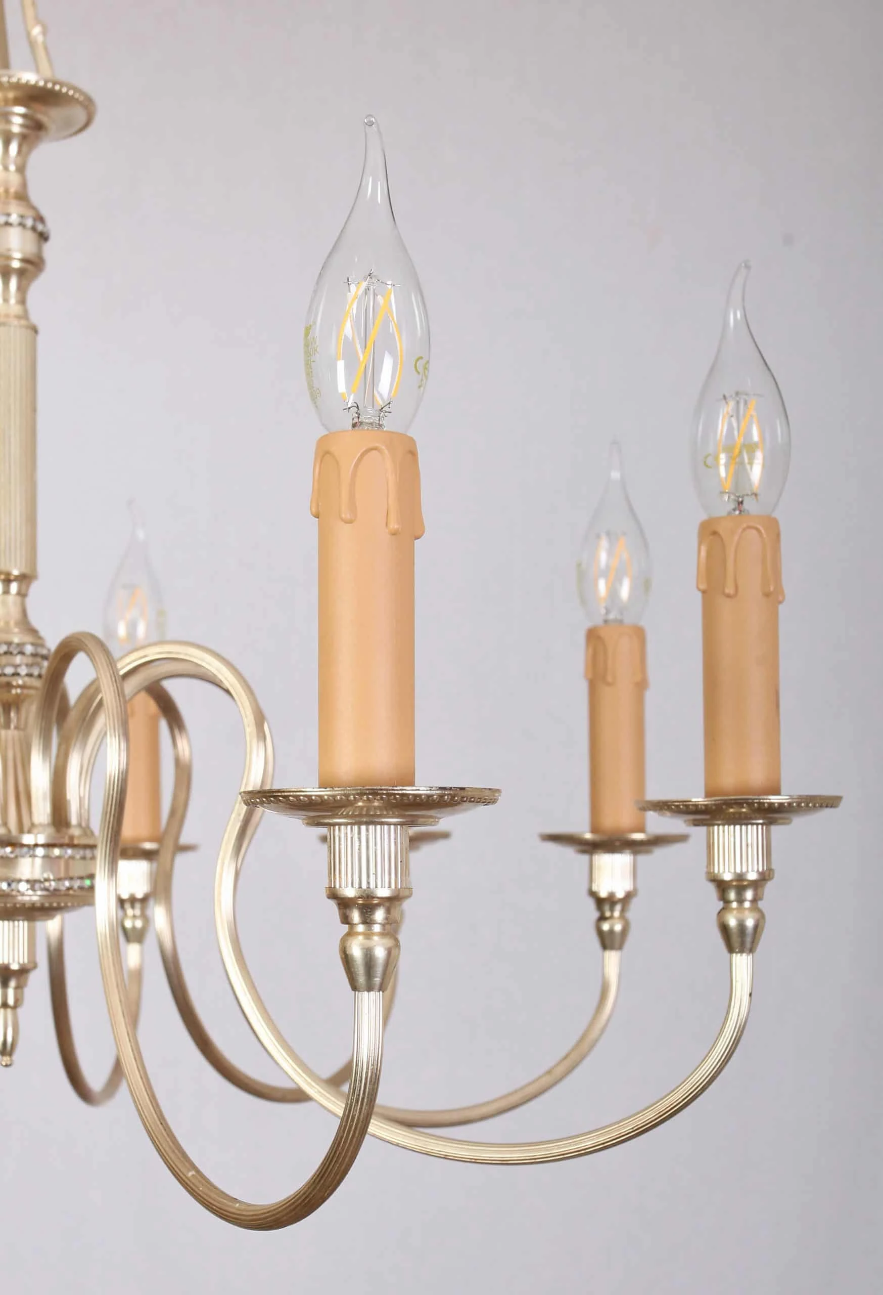 Elegantní starožitný lustr ve stříbrné barvě