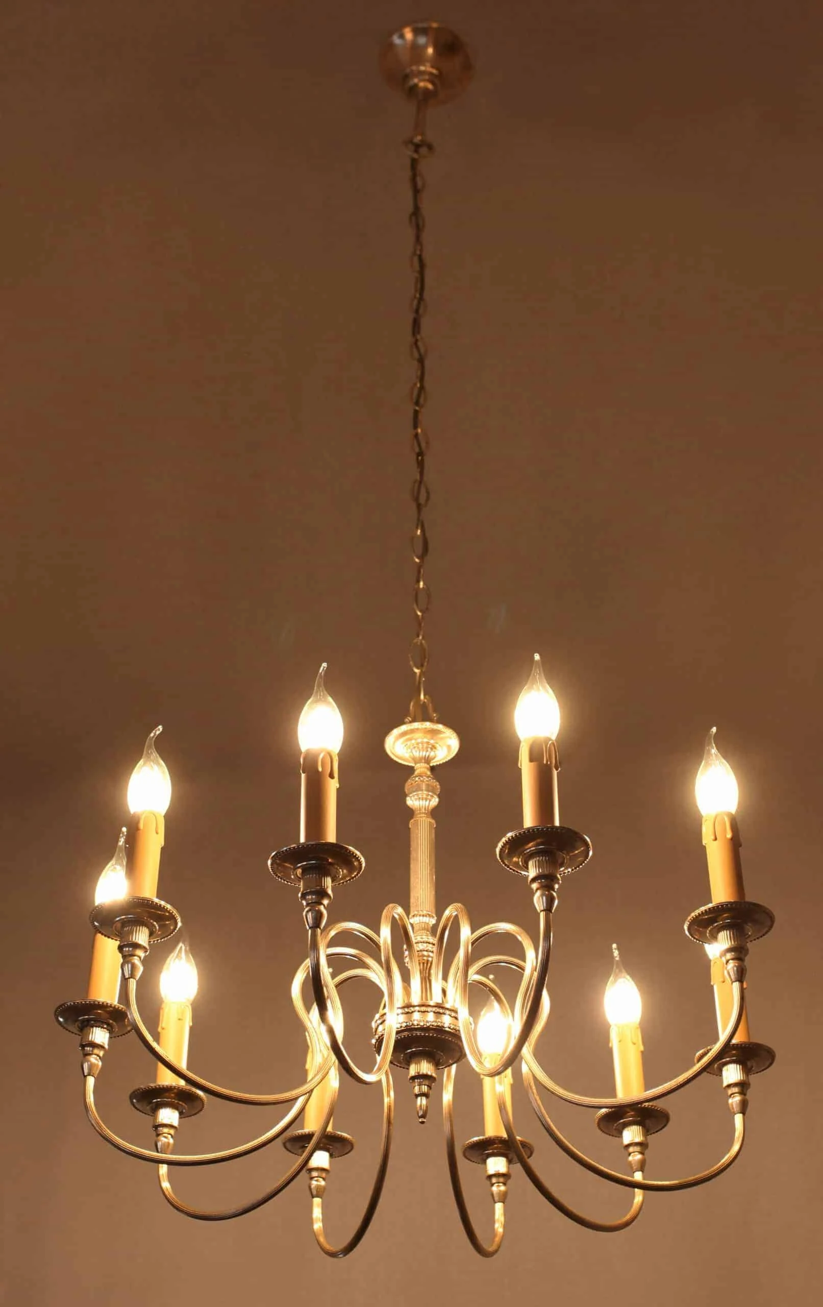Elegantní starožitný lustr ve stříbrné barvě