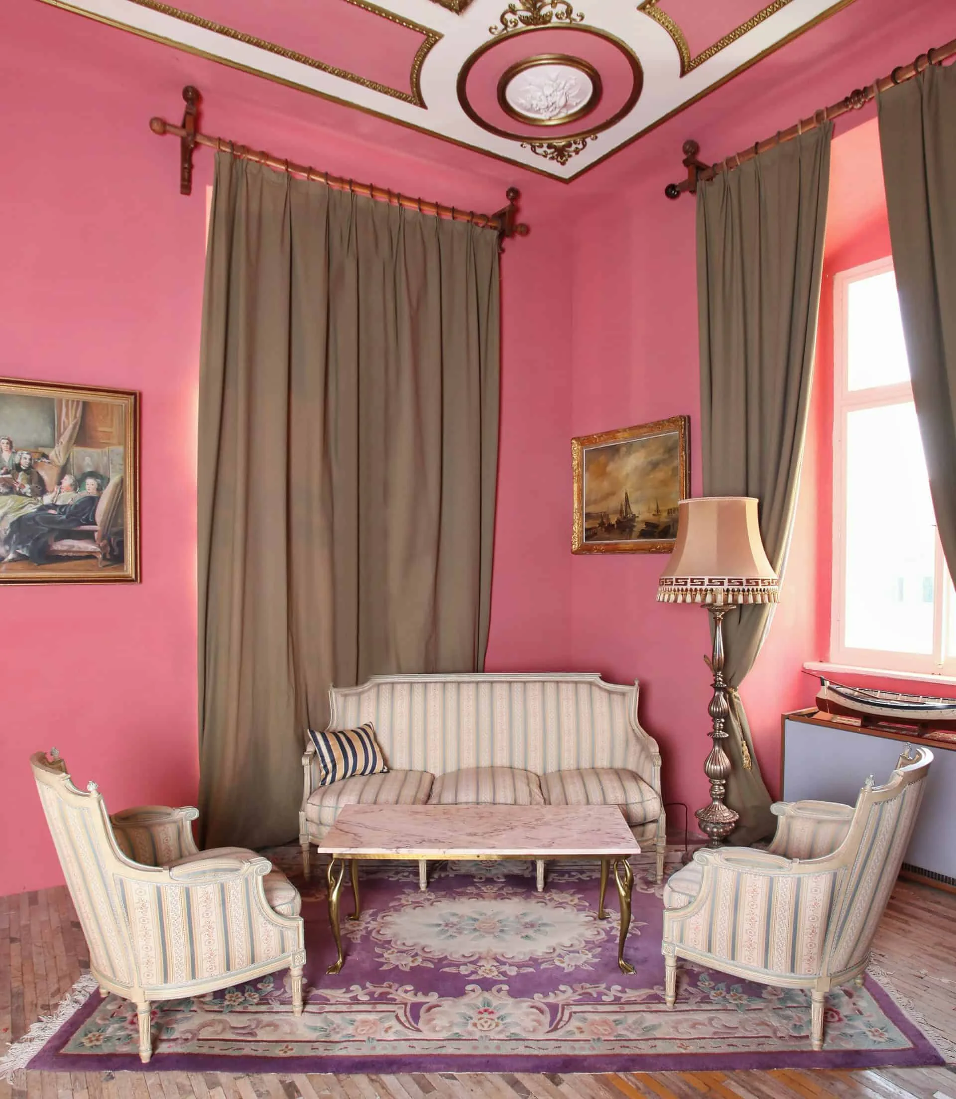 Konferenční stolek s labutěmi