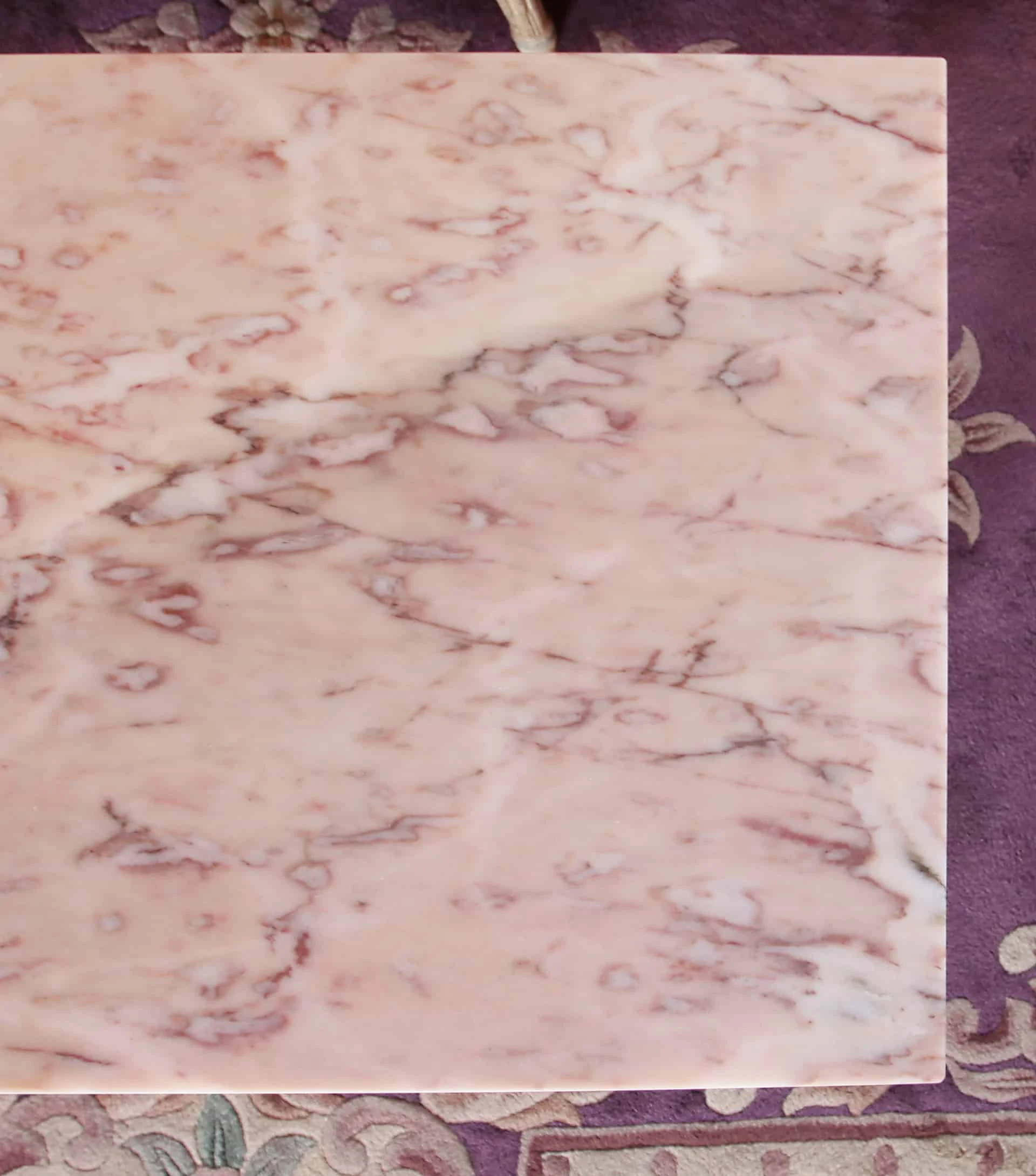 Konferenční stolek s labutěmi