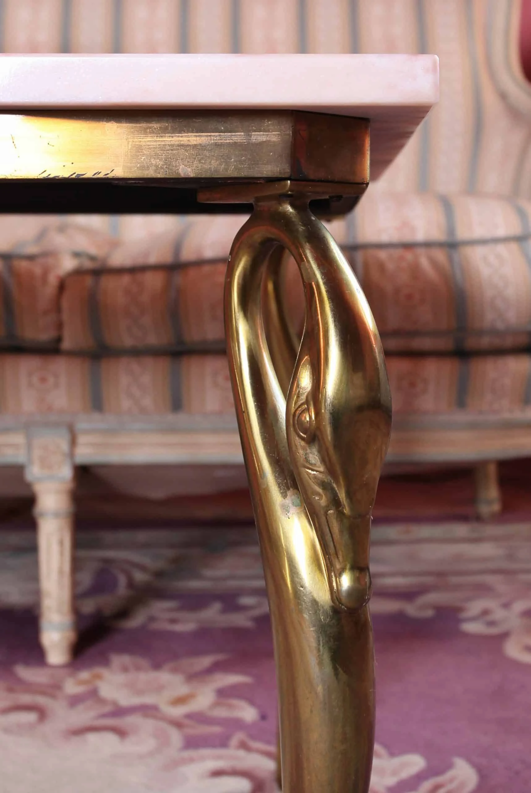 Konferenční stolek s labutěmi