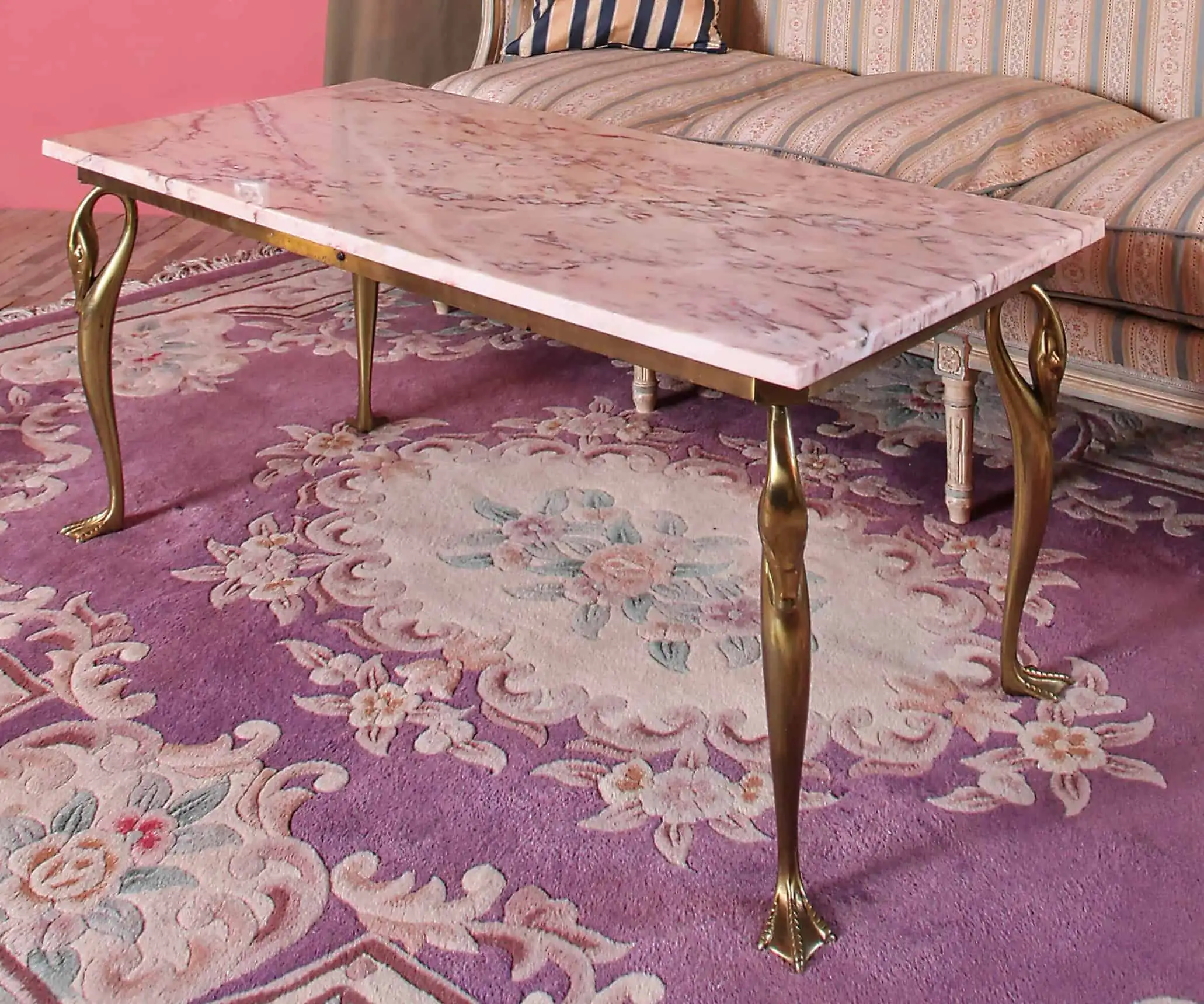 Konferenční stolek s labutěmi