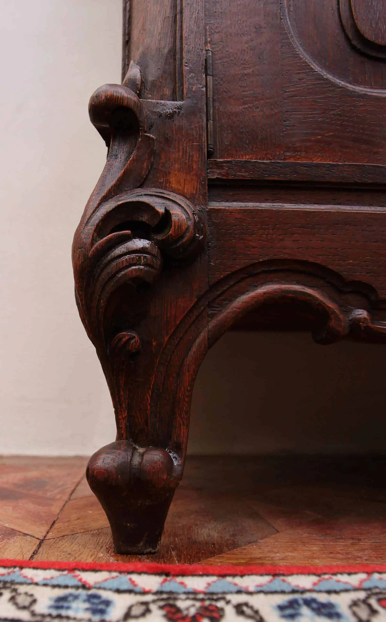 Starožitná rokoková skříň s fasetovanými zrcadly