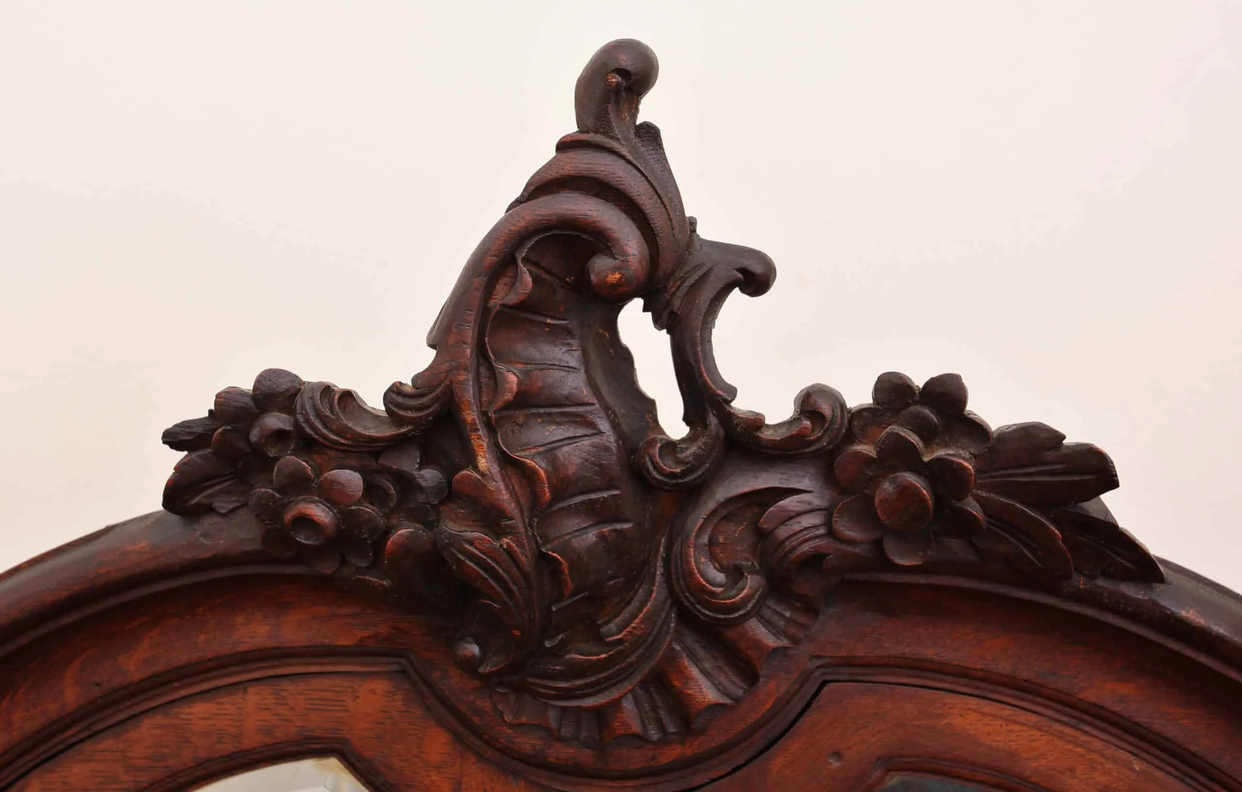 Starožitná rokoková skříň s fasetovanými zrcadly