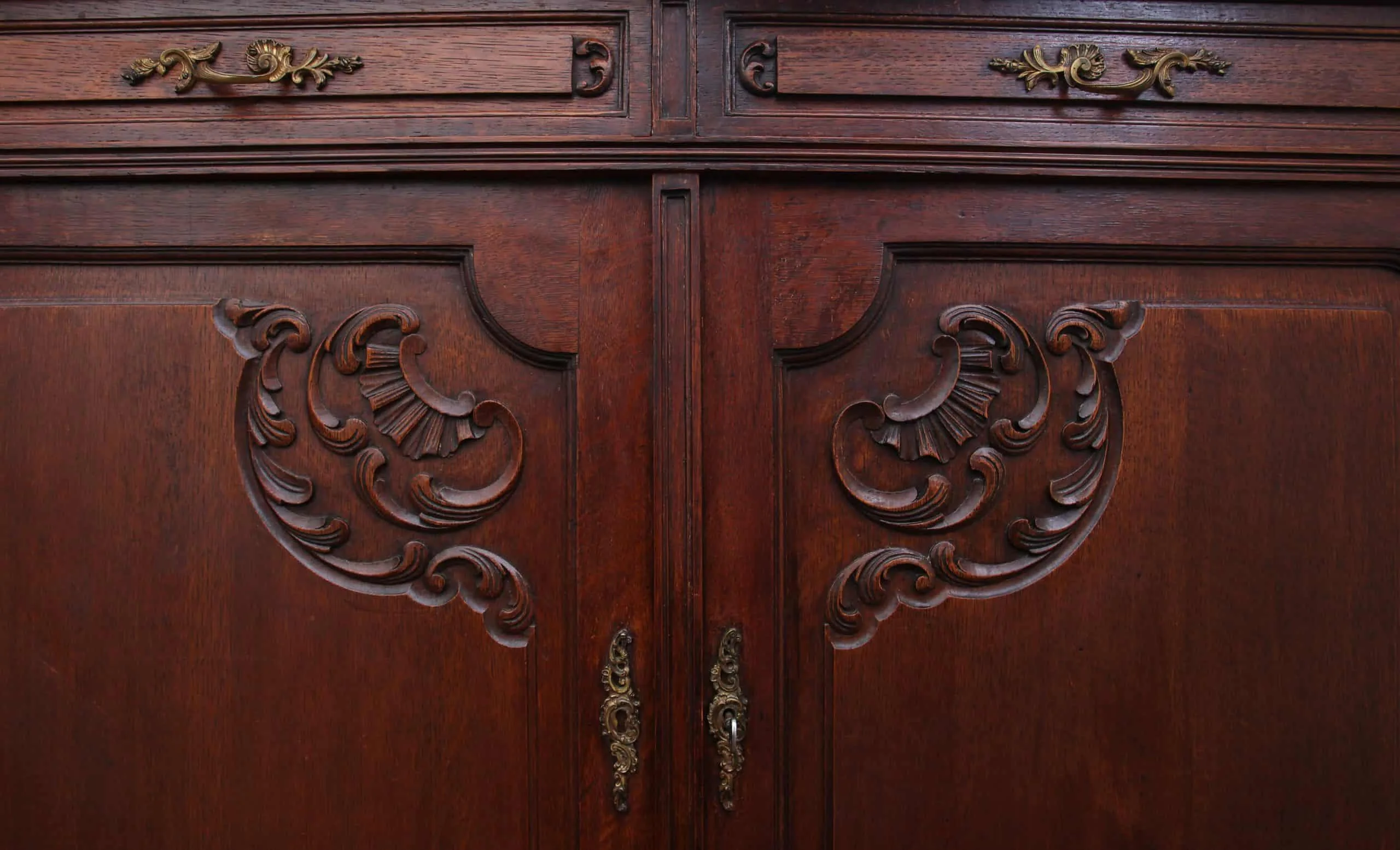 Starožitná rokoková skříň s fasetovanými zrcadly