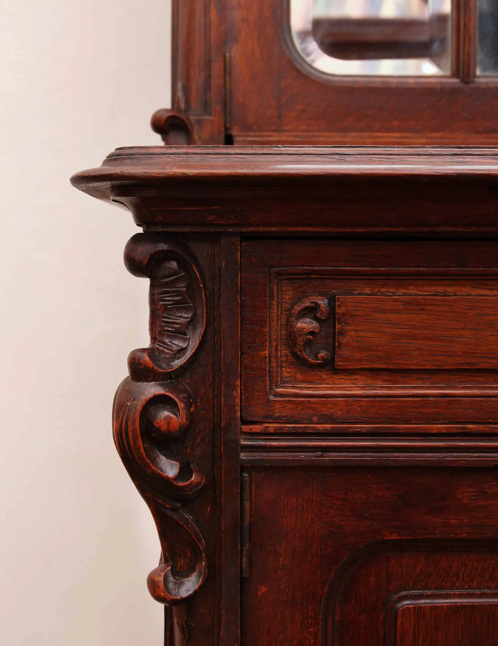 Starožitná rokoková skříň s fasetovanými zrcadly