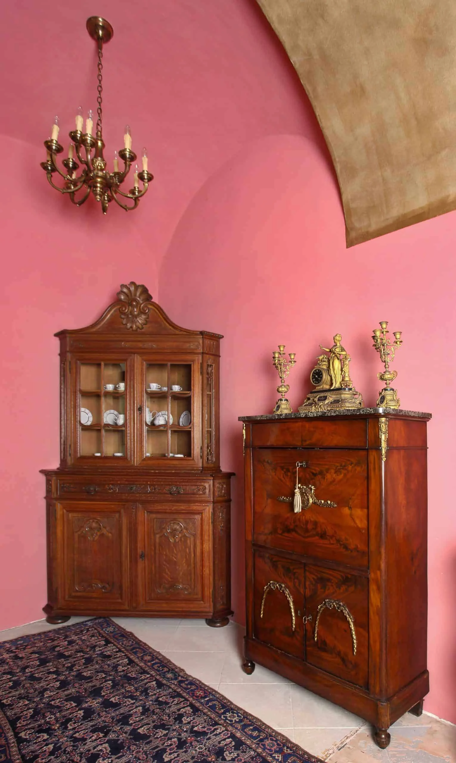 Neoklasicistní sekretář z 19. století