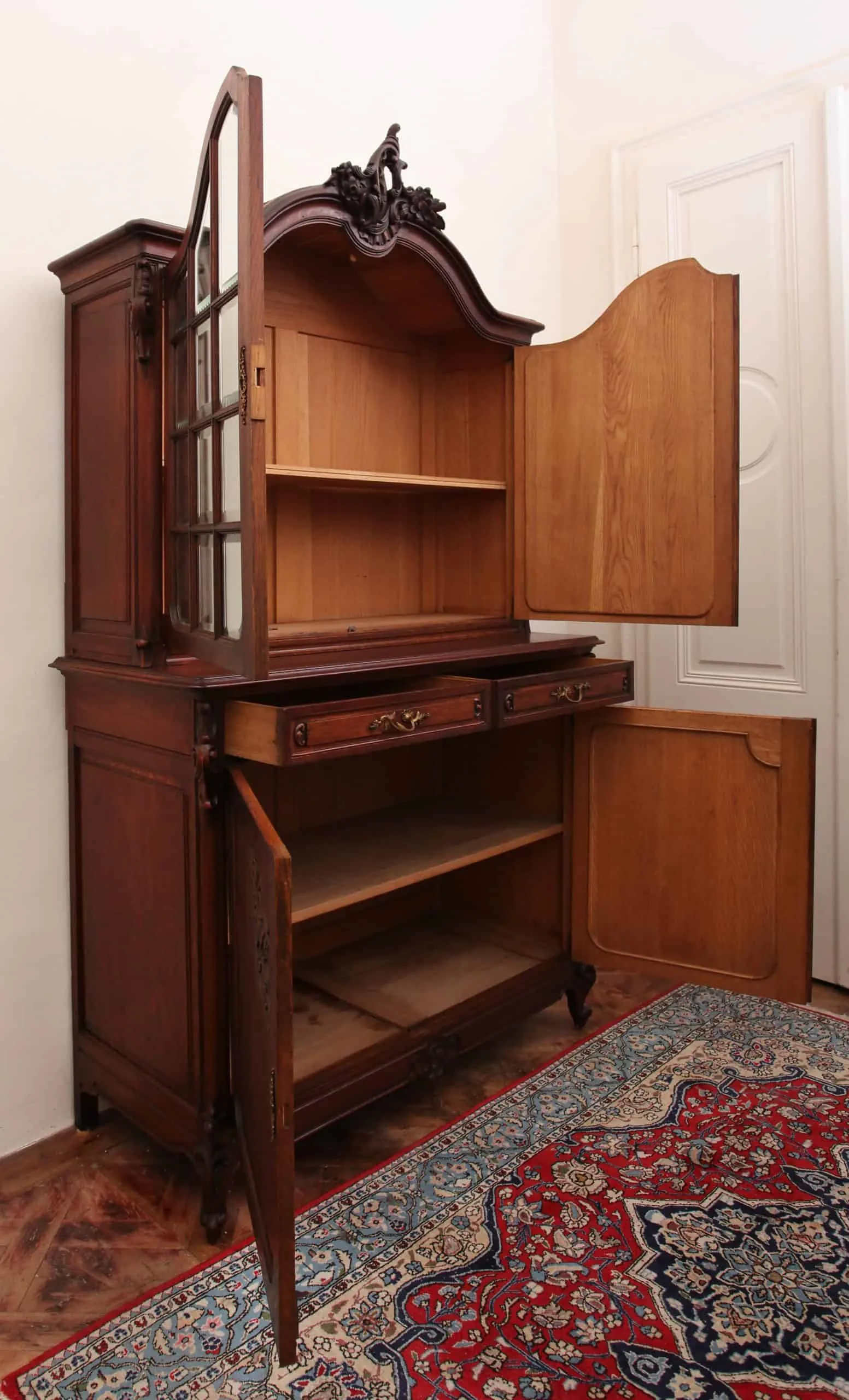 Starožitná rokoková skříň s fasetovanými zrcadly