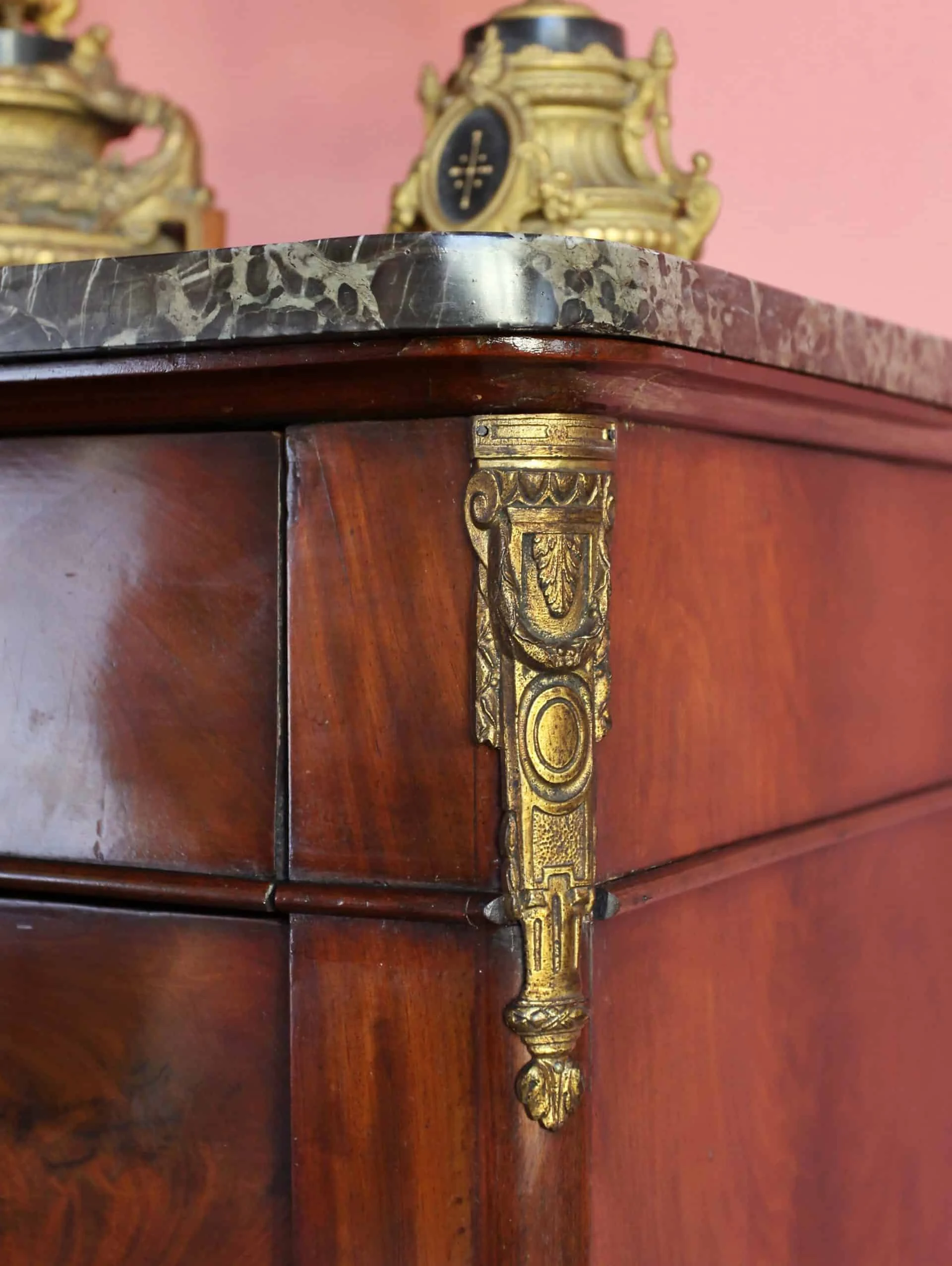 Neoklasicistní sekretář z 19. století