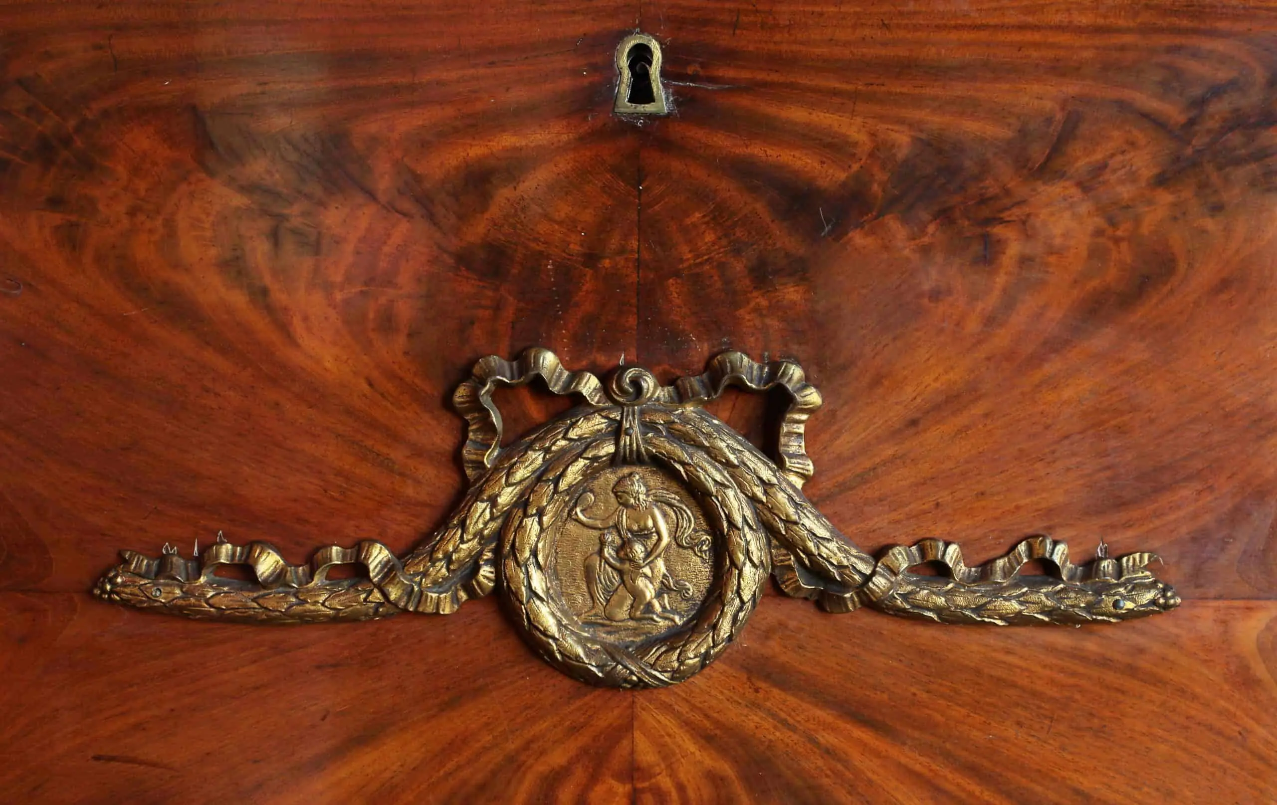 Neoklasicistní sekretář z 19. století