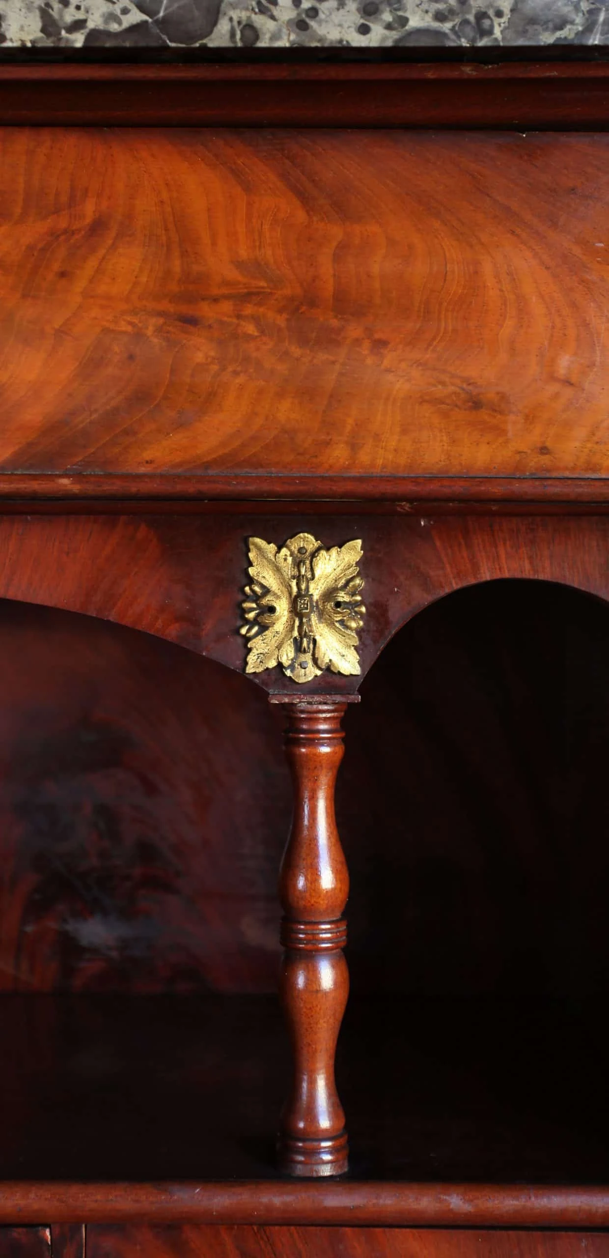 Neoklasicistní sekretář z 19. století