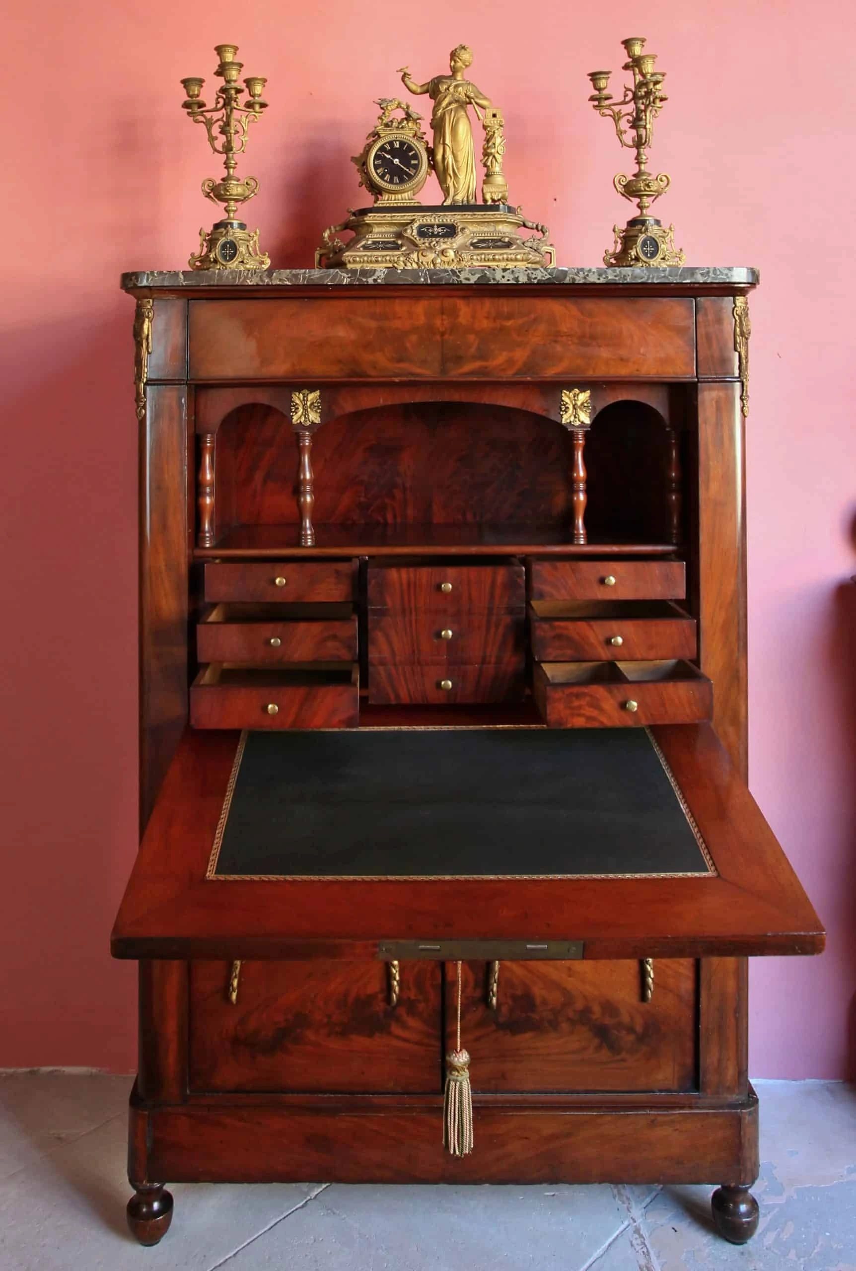 Neoklasicistní sekretář z 19. století