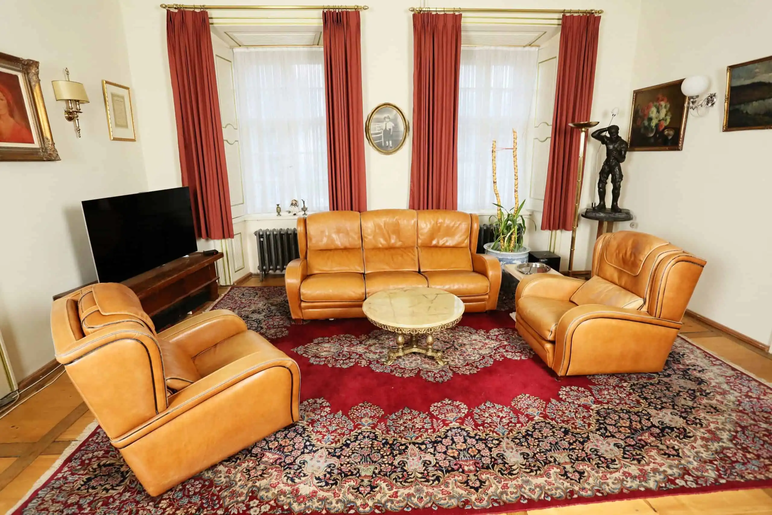 Kruhový konferenční stolek s onyxem