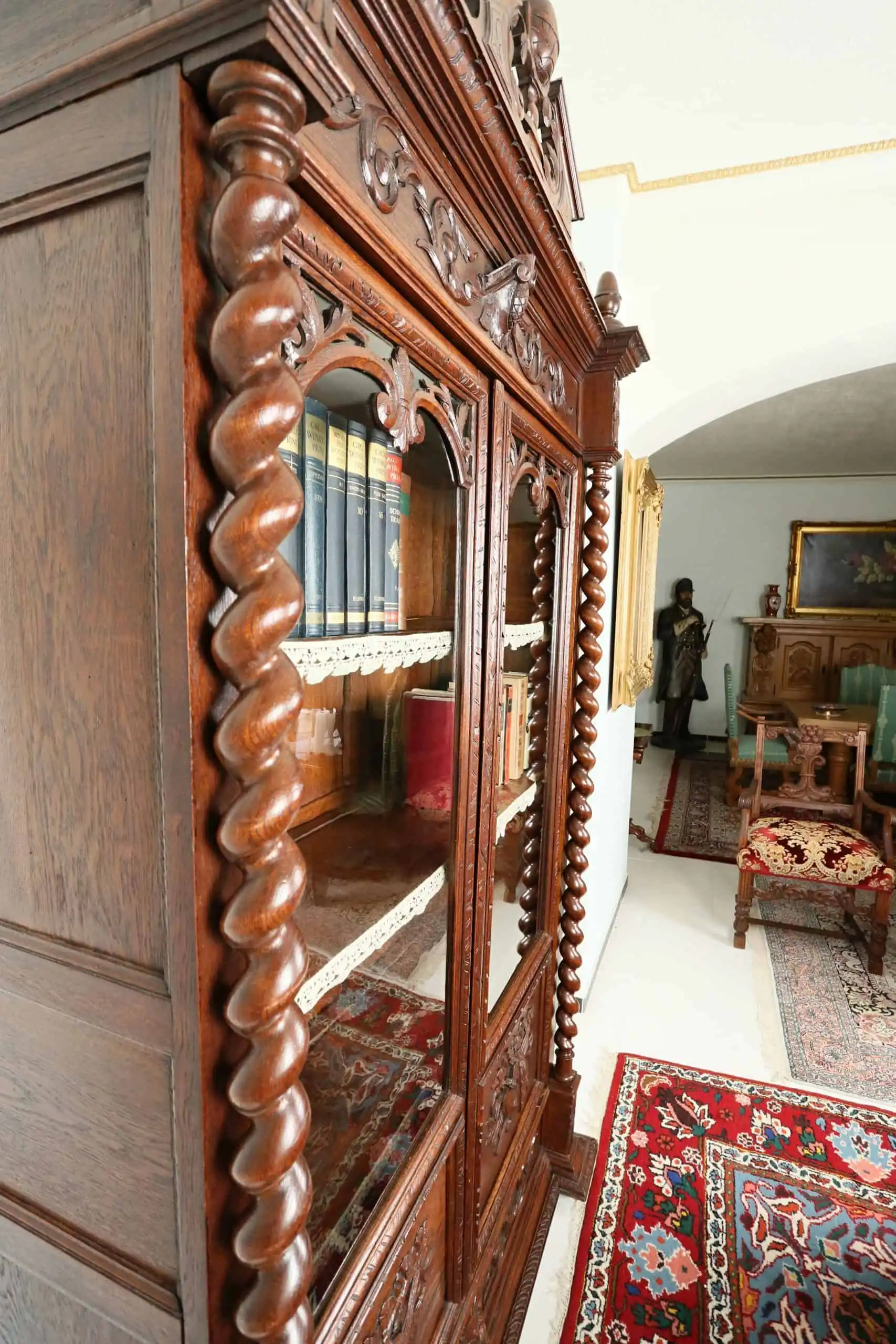 Starožitná neorenesanční knihovna z dubu