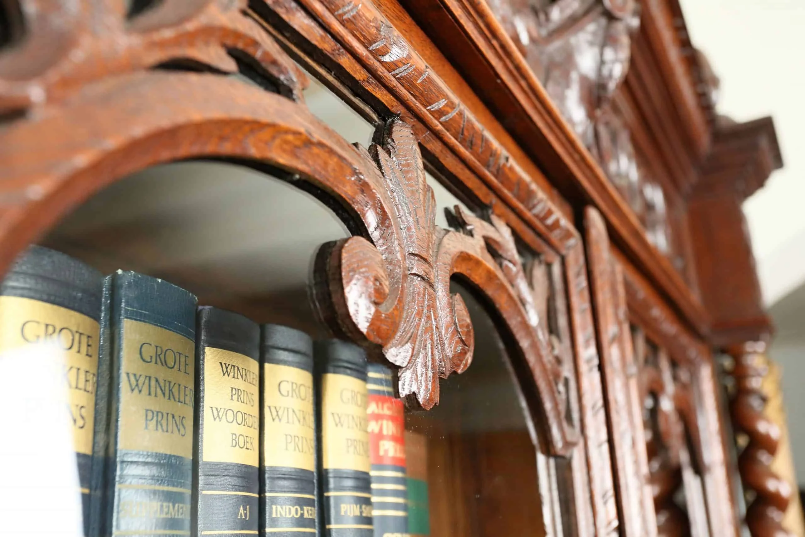 Starožitná neorenesanční knihovna z dubu