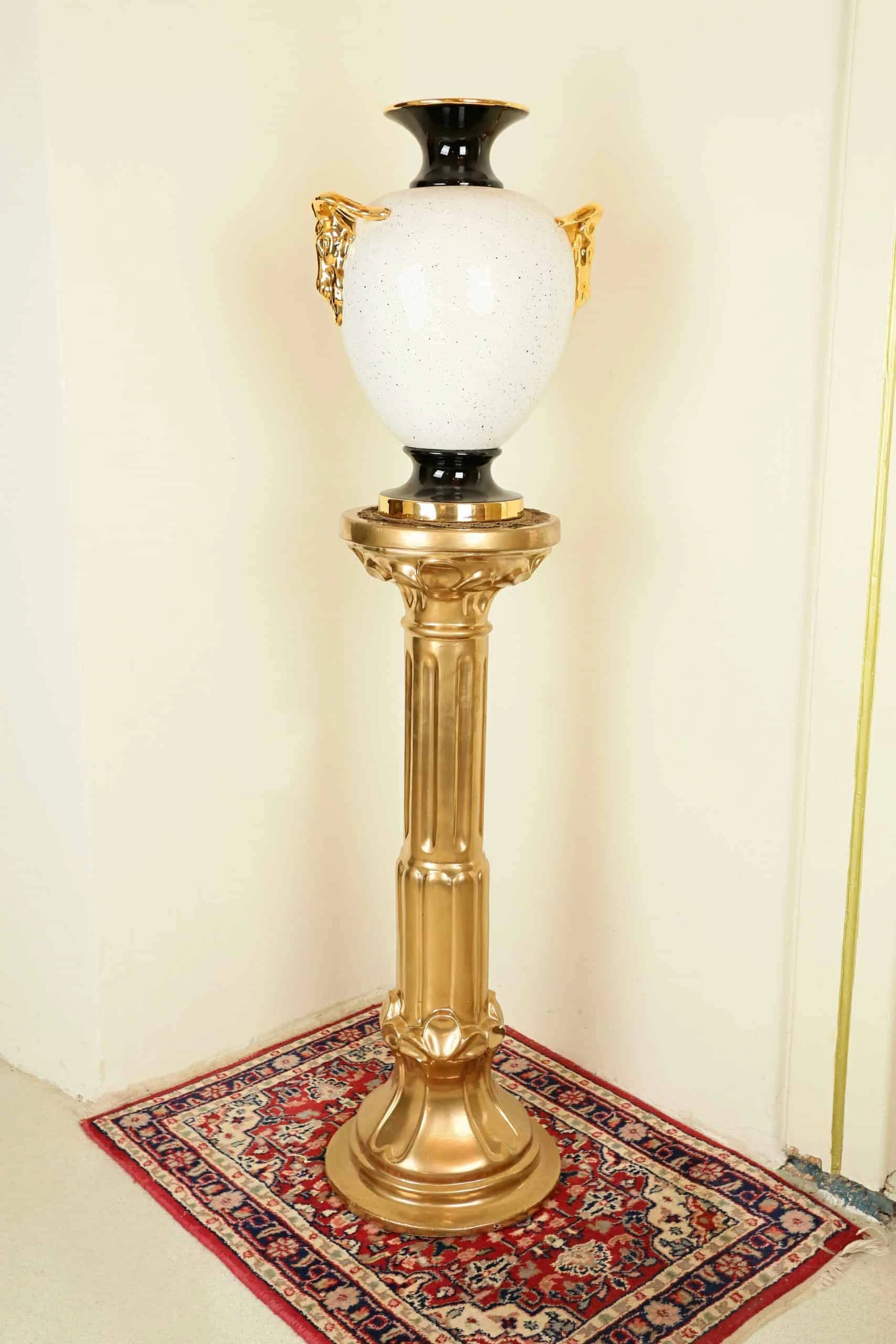 Zlatý podstavec / sloup