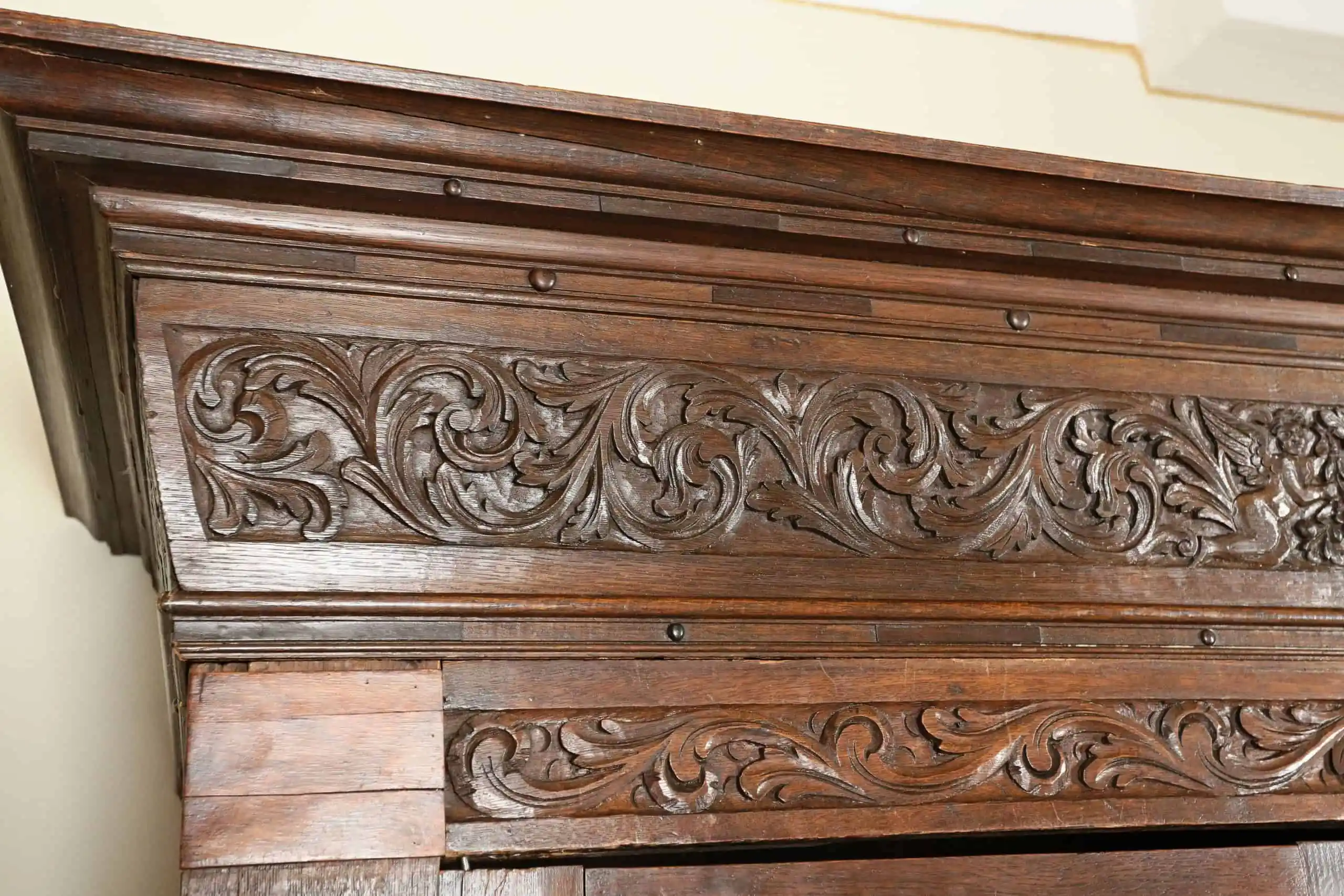 Raně barokní skříň zdobená řezbou cca 1700