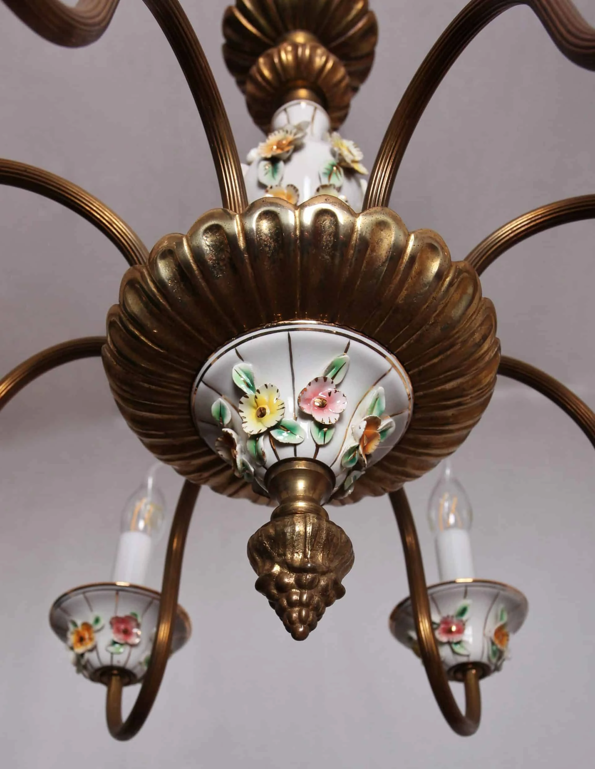 Italský lustr s porcelánem Capodimonte. Značený
