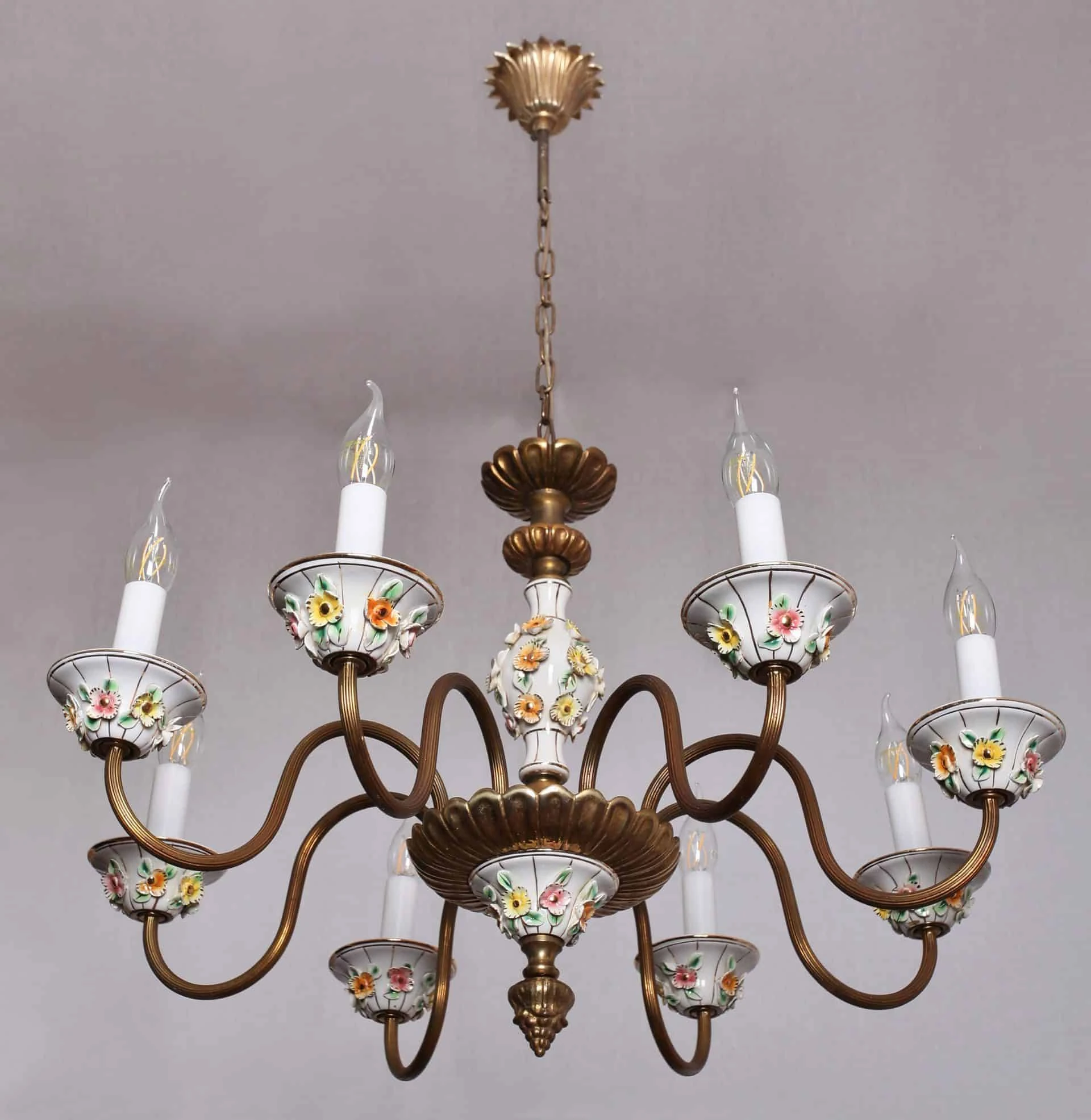 Italský lustr s porcelánem Capodimonte. Značený