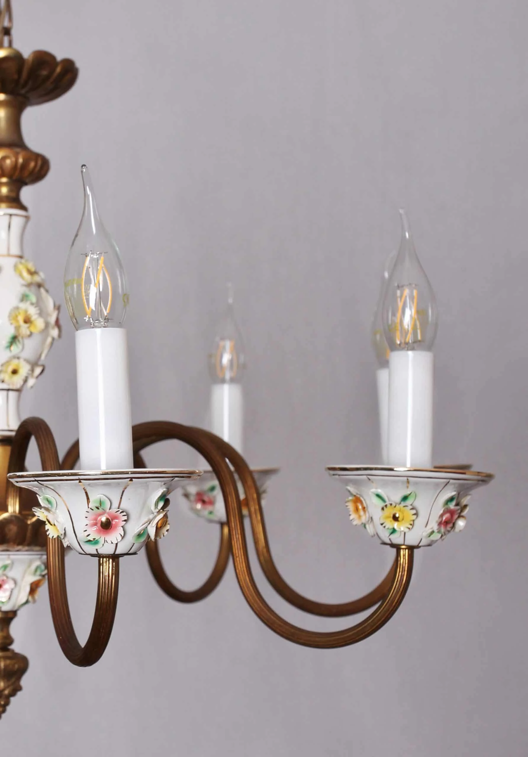 Italský lustr s porcelánem Capodimonte. Značený