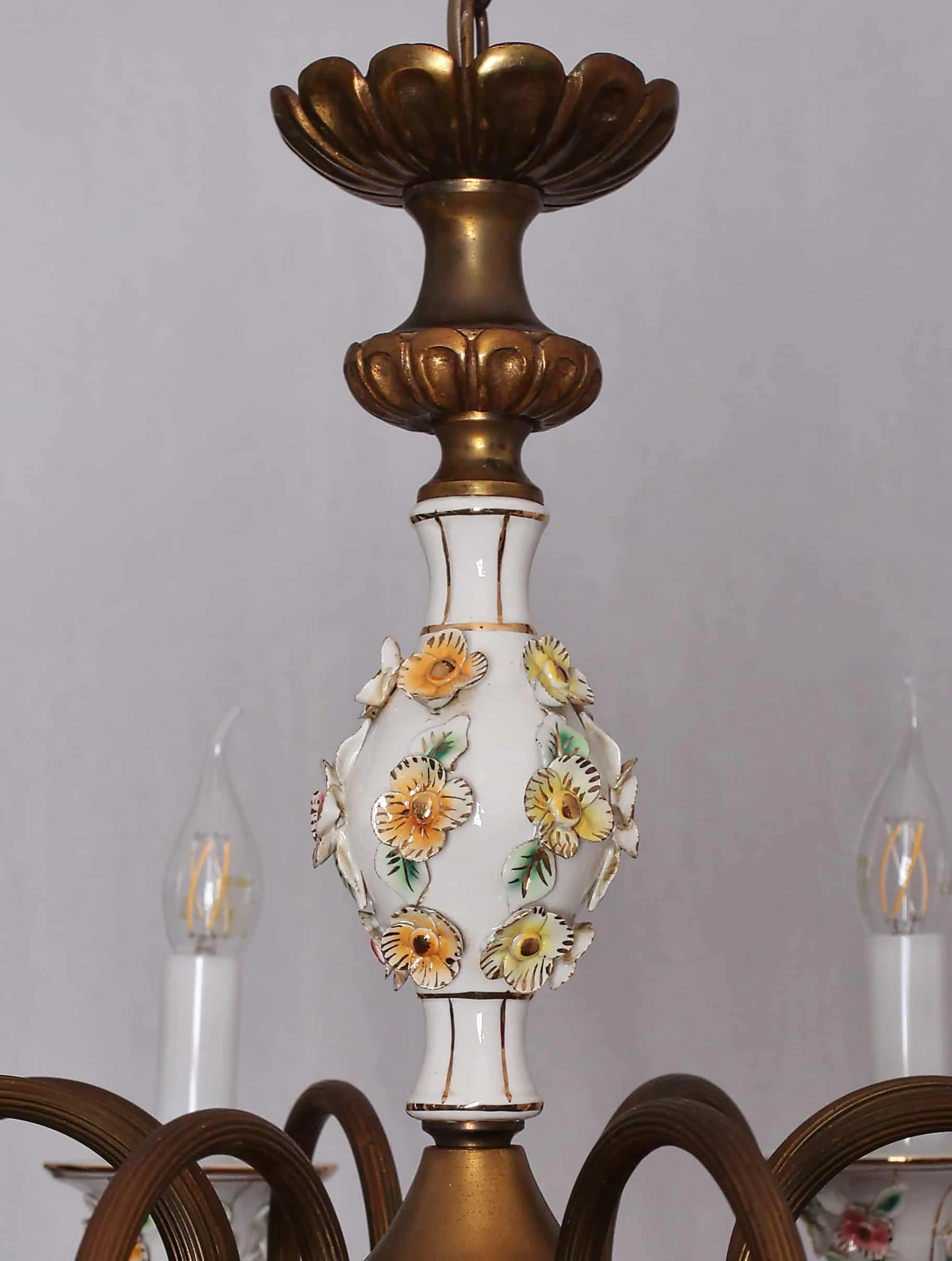 Italský lustr s porcelánem Capodimonte. Značený
