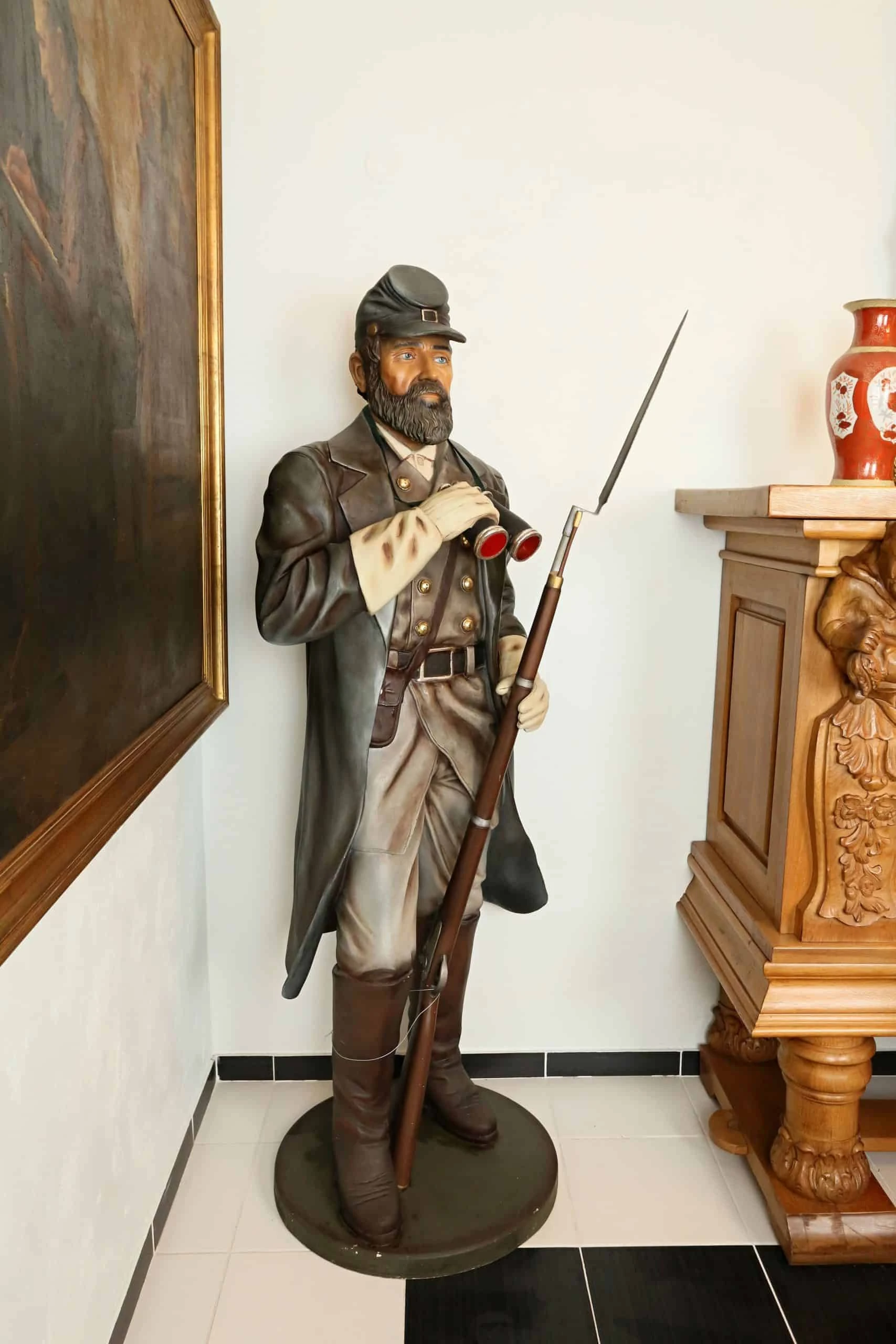 Socha polního myslivce v životní velikosti. Válka.