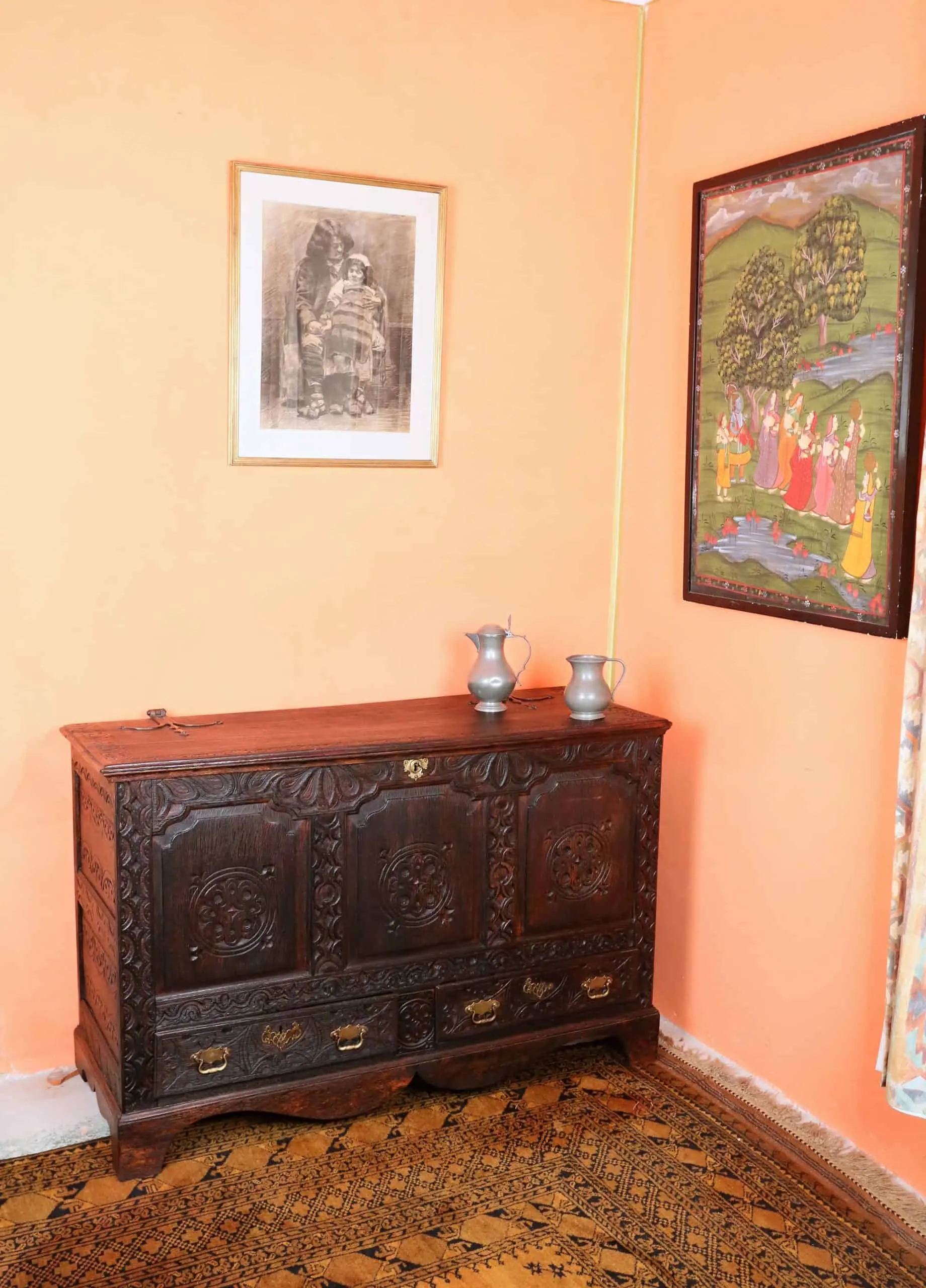 Dubová truhla z 19. století. Řezbovaná