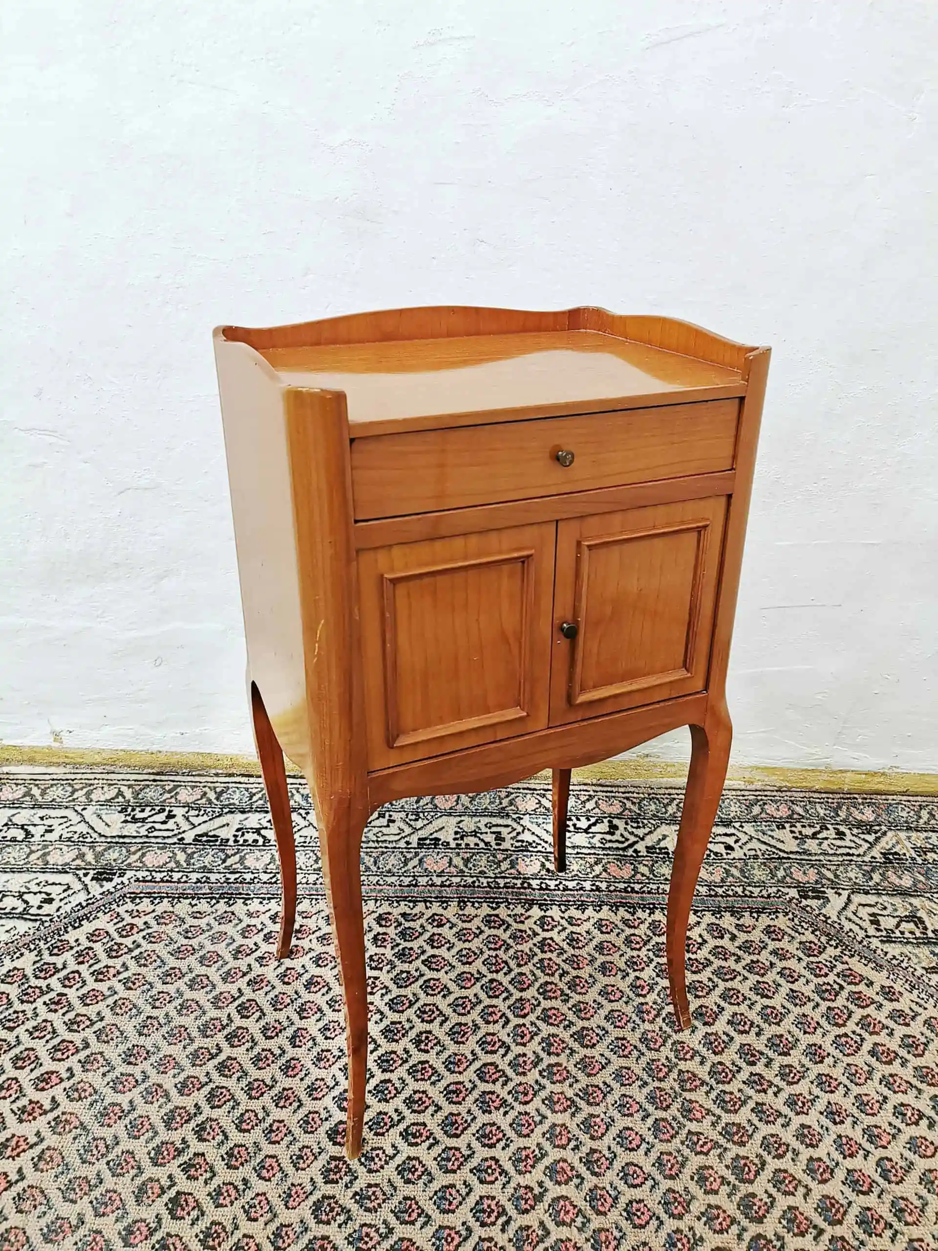 Komodka / stolík z třešně