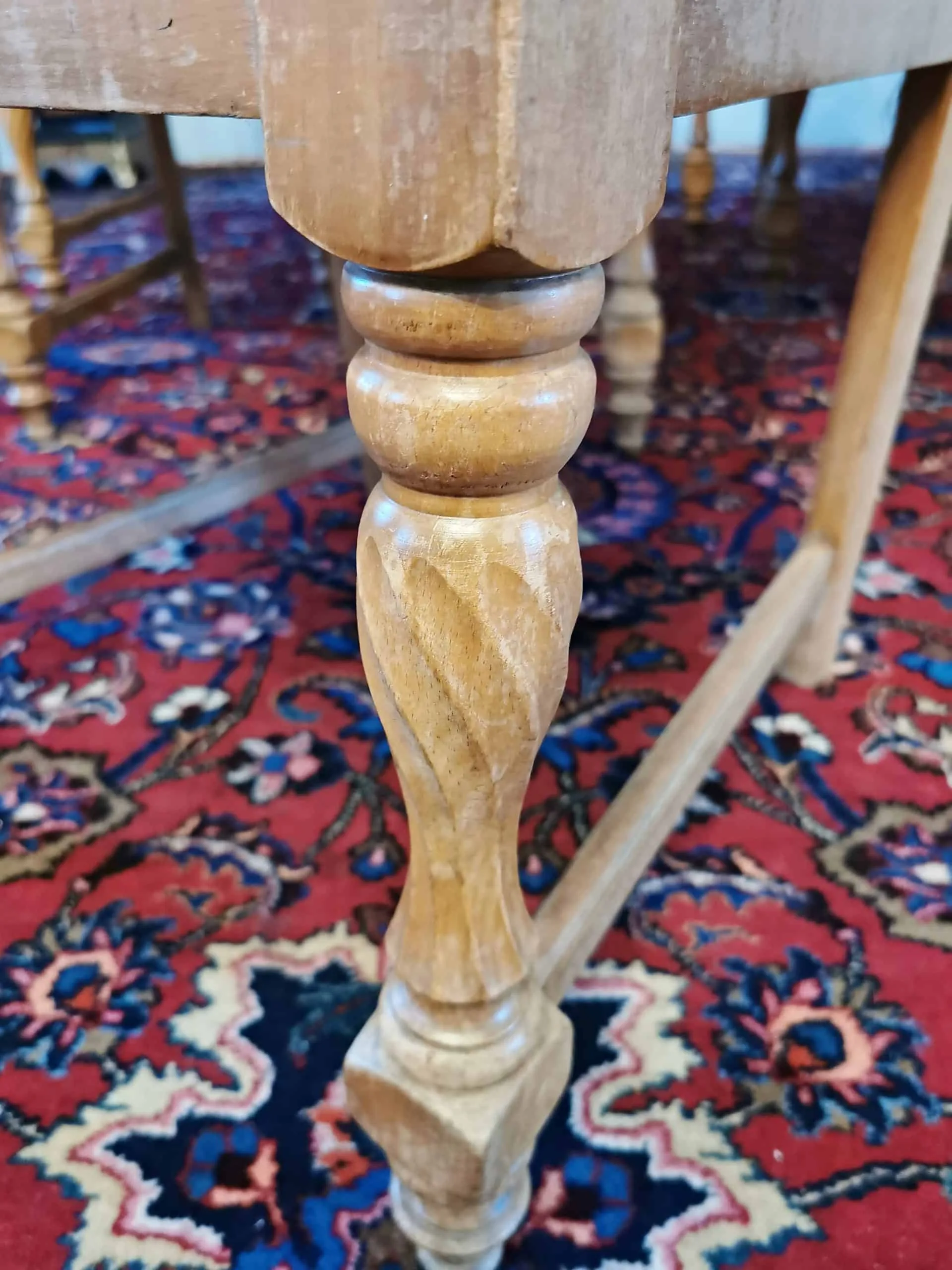 Jídelní židle zdobené figurálními řezbami