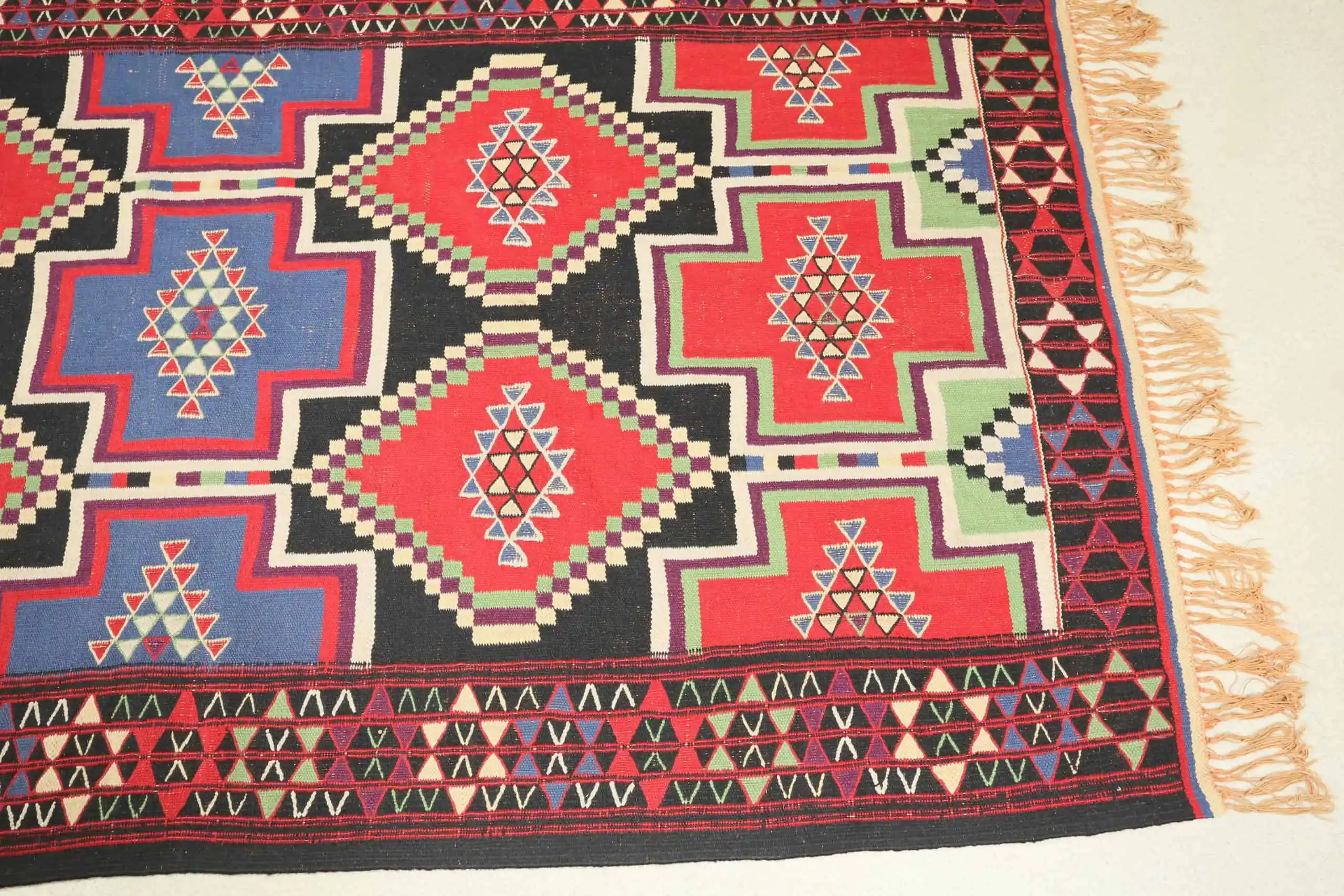 Ručně tkaný koberec z Tuniska s certifikátem 240 X 121 cm