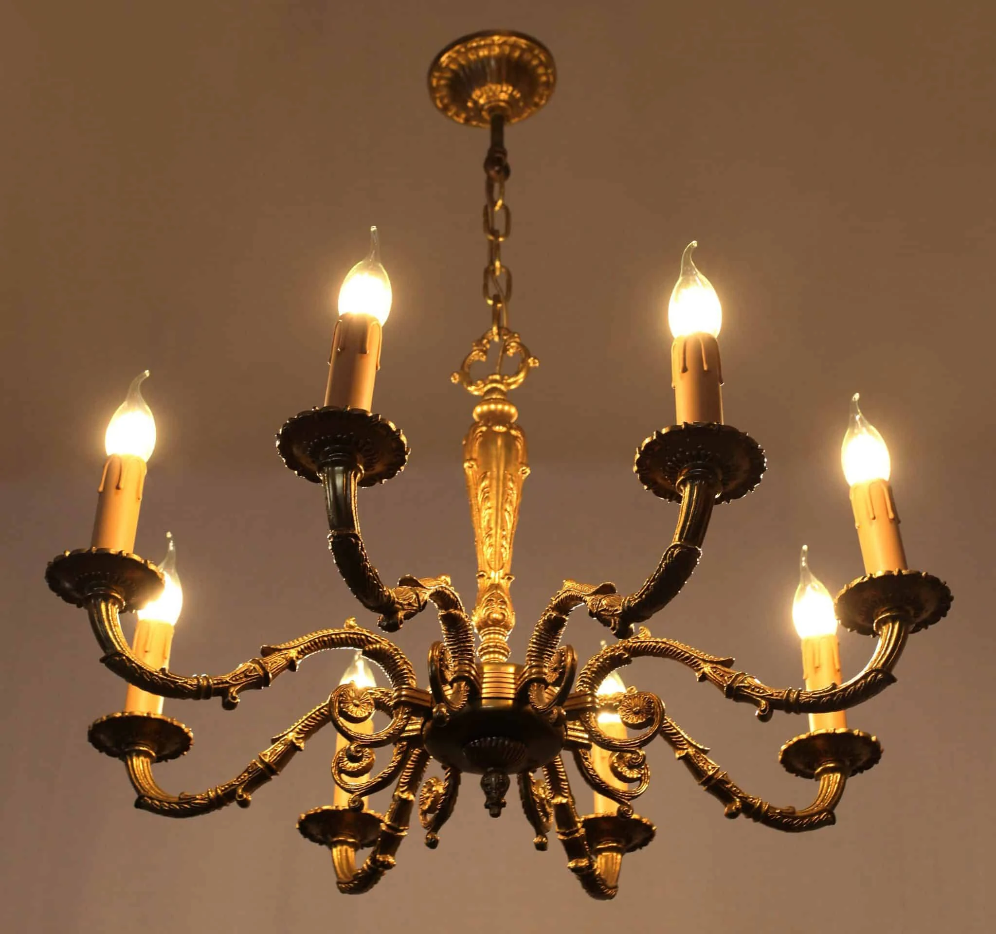 Osmiramenný eklektický lustr